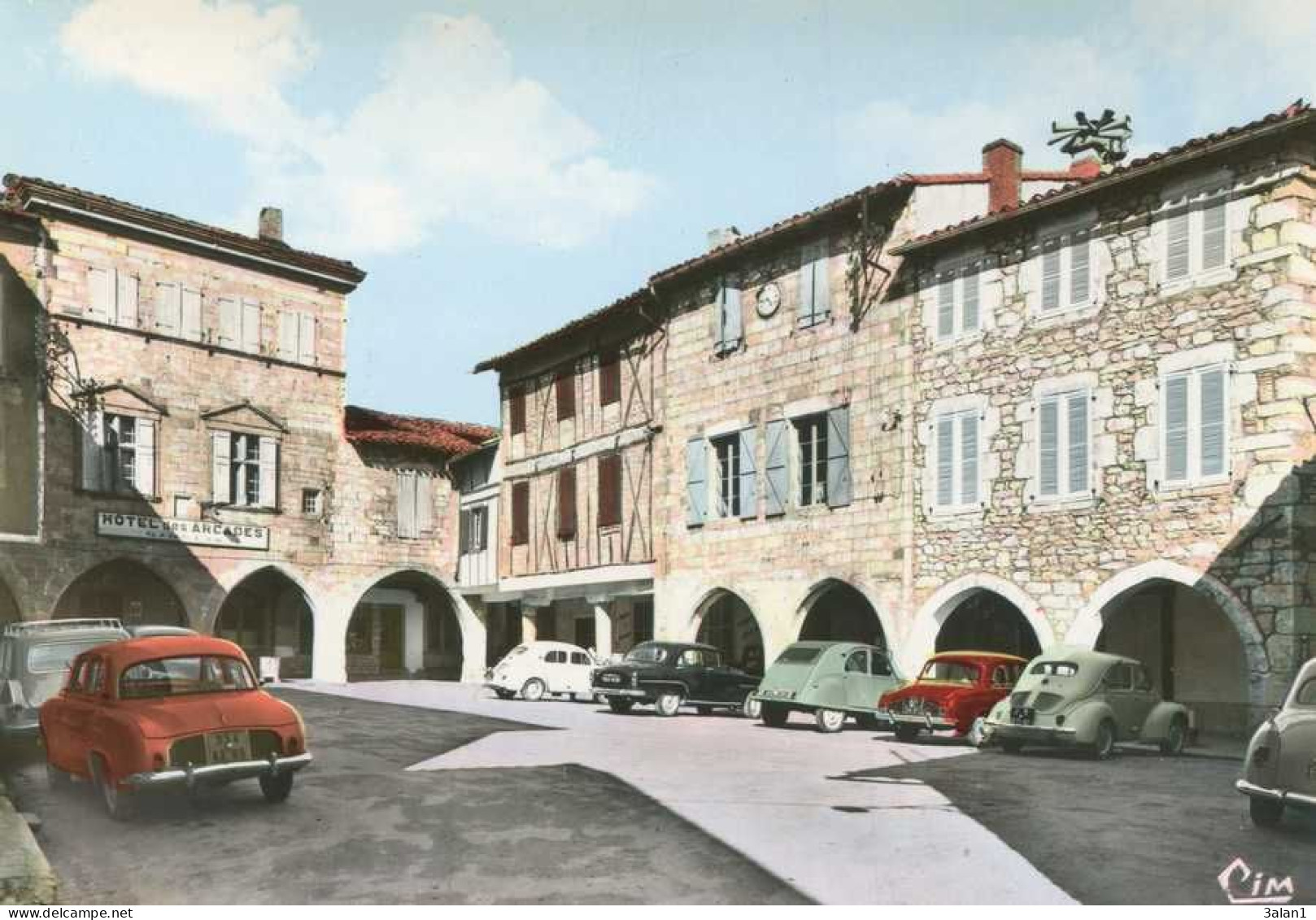 CASTELNAU De MONTMIRAL  =  Place De La Mairie..(voitures)    5054 - Castelnau De Montmirail