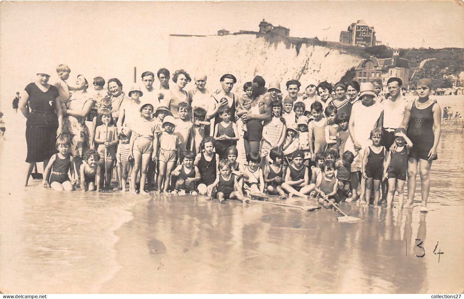 80-MER-LES-BAINS- CARTE PHOTO- GROUPE DE PERSONNE SUR LA PLAGE - Mers Les Bains