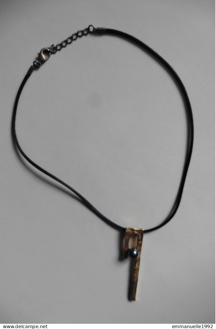 Collier créateur style Biche de Bere en étain doré et "perle fine de tahiti" gris foncé imitation