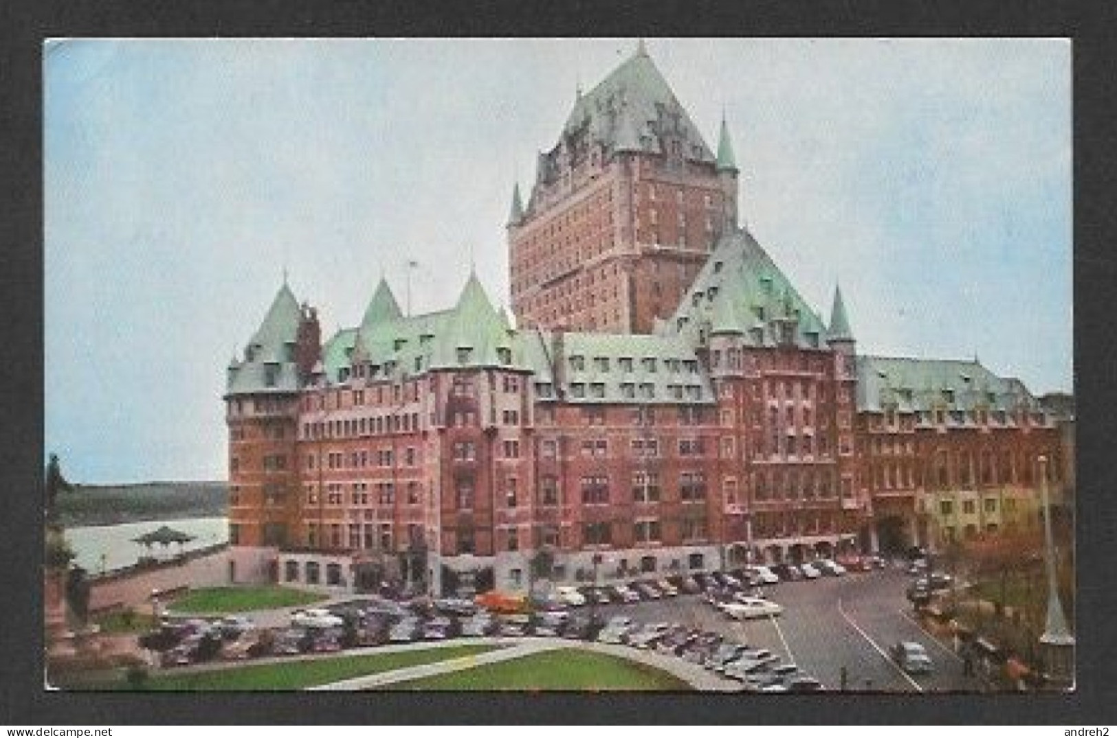 Québec - Château Frontenac - Cette Carte A été Oblitérée En 1950 Avec 2 Beaux Timbres - Photo S.J. Hayward - Québec - Château Frontenac