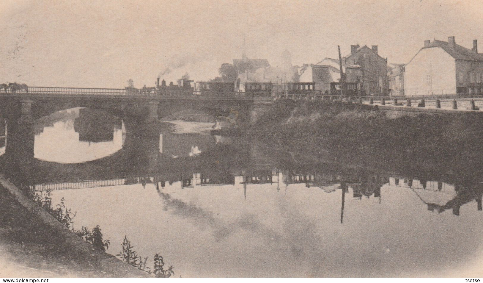 Vouziers- Pont De L'Aisne ... Passage Du Petit Train  ( Voir Scan ) - Vouziers