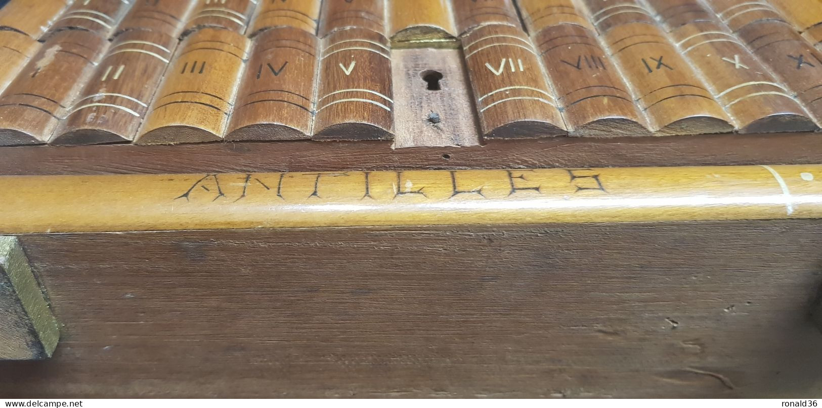 BOITE a BIJOUX en bois à système de glissière  CARTE compartiments Antilles MARTINIQUE St Pierre  forme de livre miroir