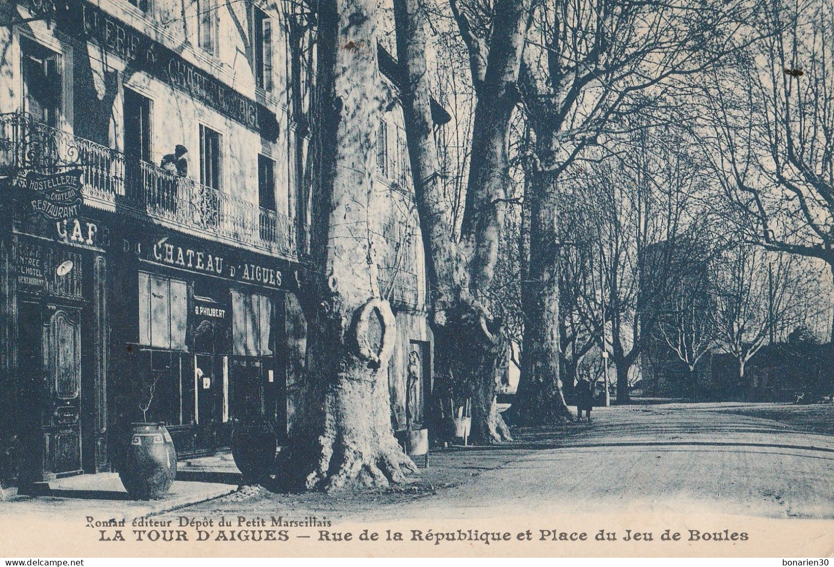 CPA 84 LA TOUR D'AIGUES PLACE JEU DE BOULES RUE REPUBLIQUE - La Tour D'Aigues