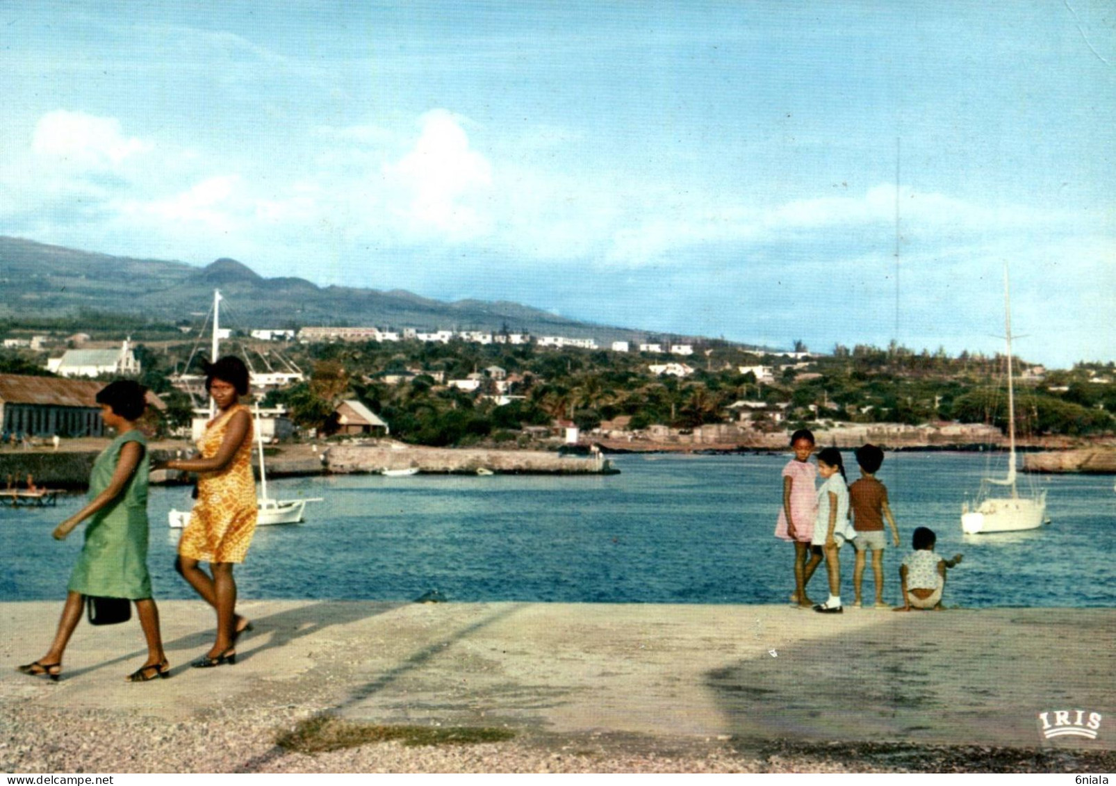 17216  SAINT PIERRE VUE SUR LE PORT  L'ILE DE LA  REUNION    (2 Scans) - Saint Pierre