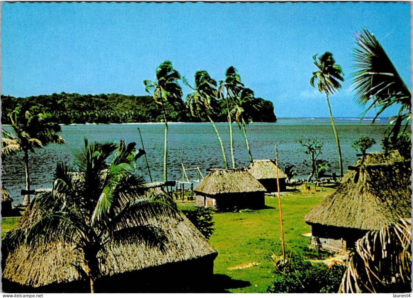 (3 R 41) Typical Fijian Village - Fidji