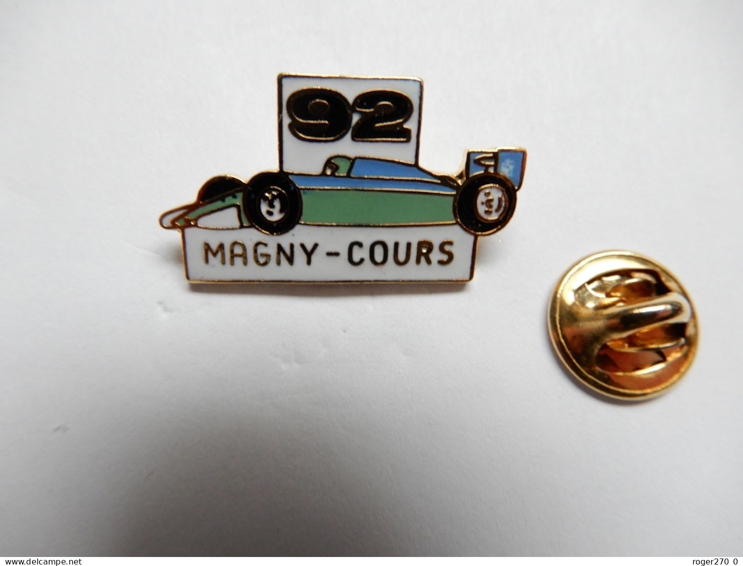 Superbe Pin's En EGF , Auto F3 , Formule 3 , Circuit De Nevers Magny Cours , Signé Logo Motiv - F1