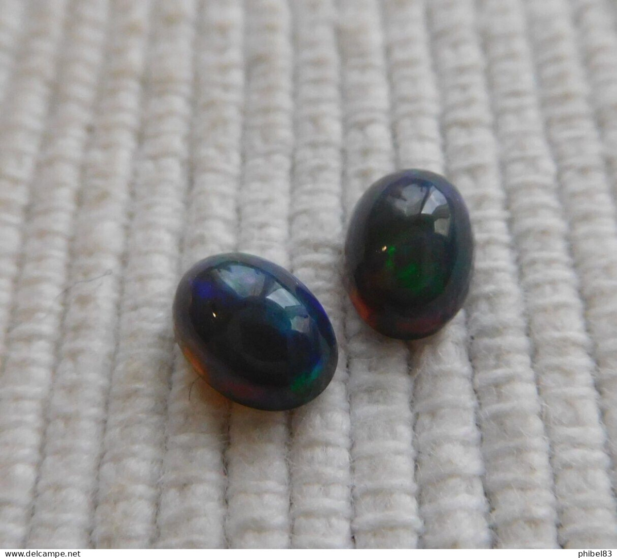 Paire D'opale Noire, Cabochon Ovale, Superbe Couleurs Presentes 1.23 Carat Cl28 - Opal