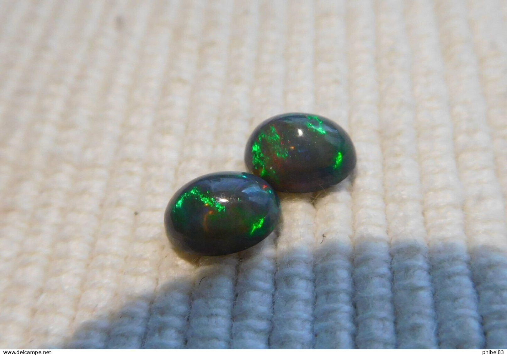 Paire D'opale Noire, Cabochon Ovale, Superbe Couleurs Presentes 1.23 Carat Cl28 - Ópalo