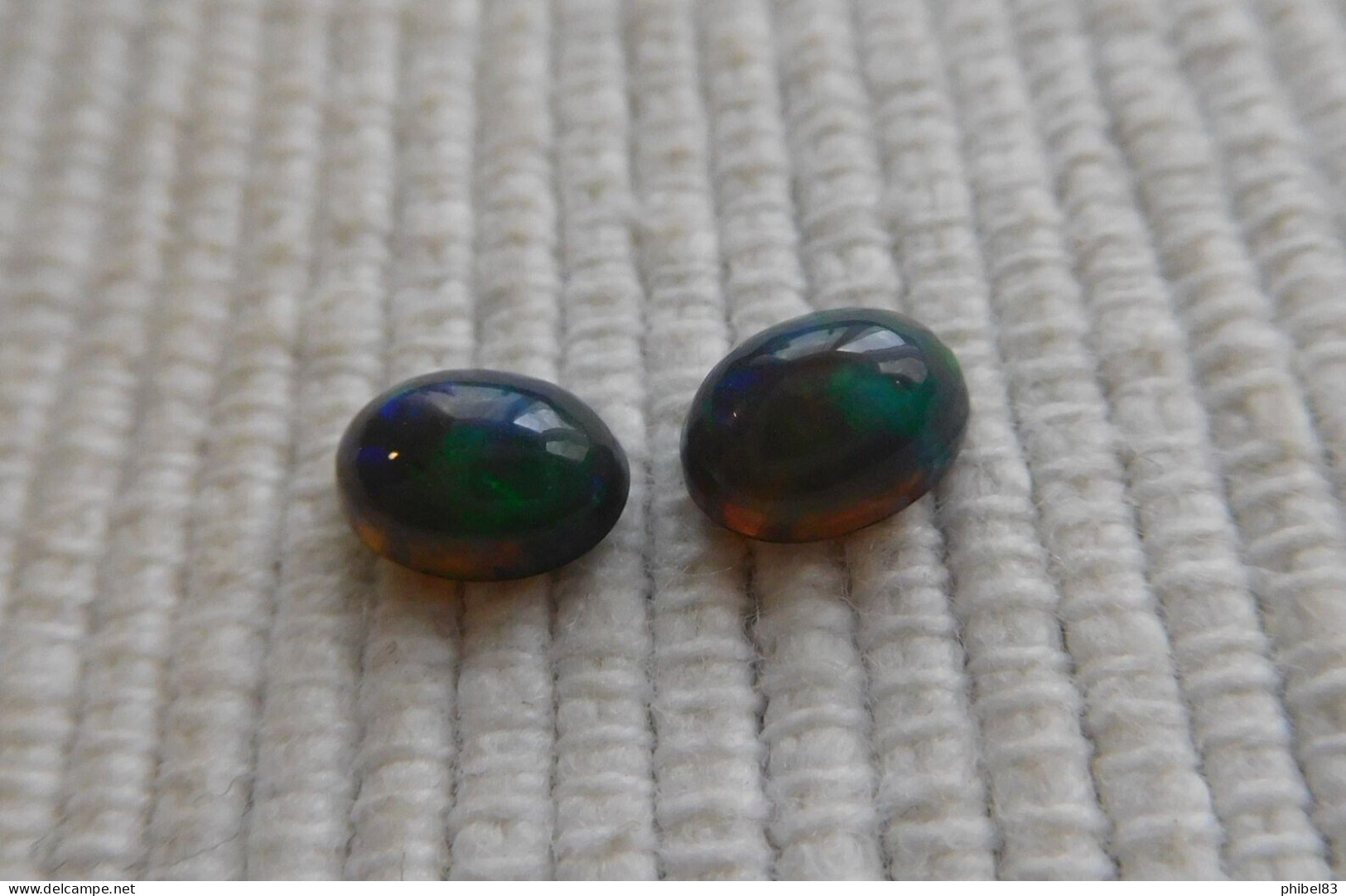 Paire D'opale Noire, Cabochon Ovale, Superbe Couleurs Presentes 1.23 Carat Cl28 - Opaal