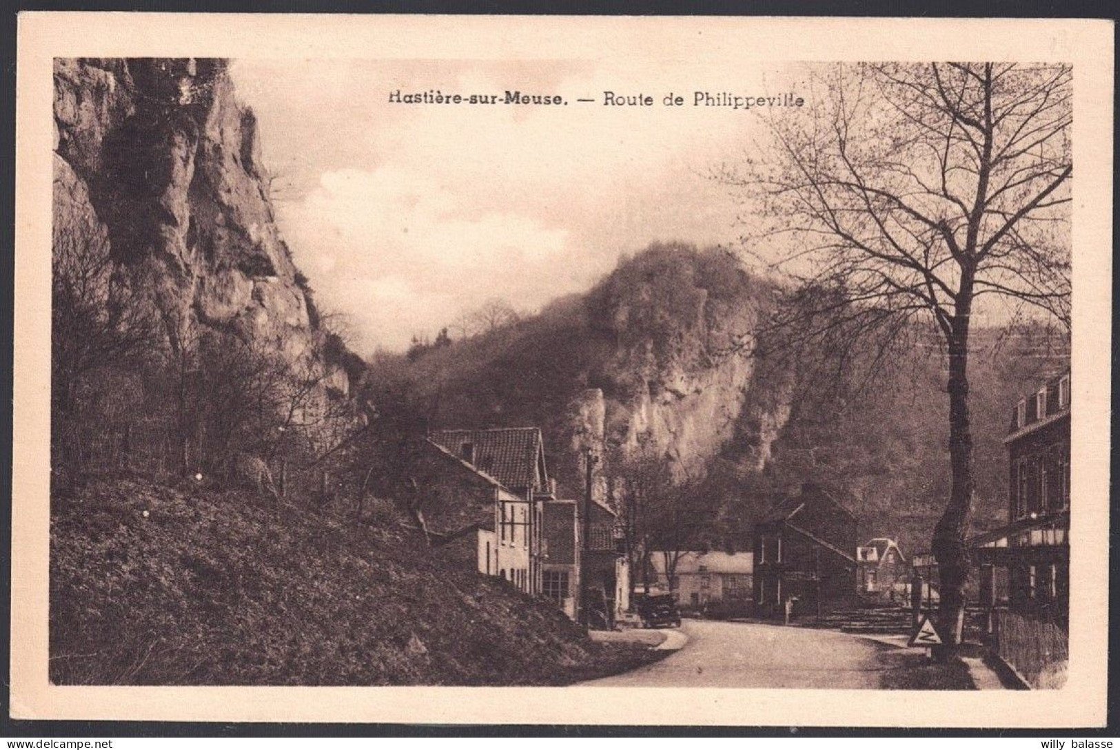 +++ CPA - HASTIERE - Route De Philippeville  // - Hastière