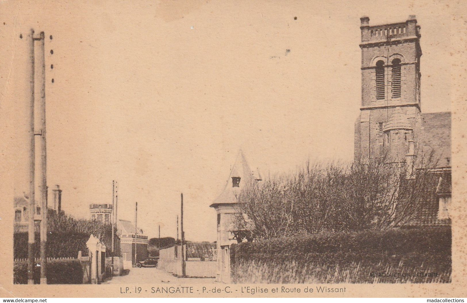 Sangatte (62 - Pas De Calais) L'Eglise Et Route De Wissant - Sangatte