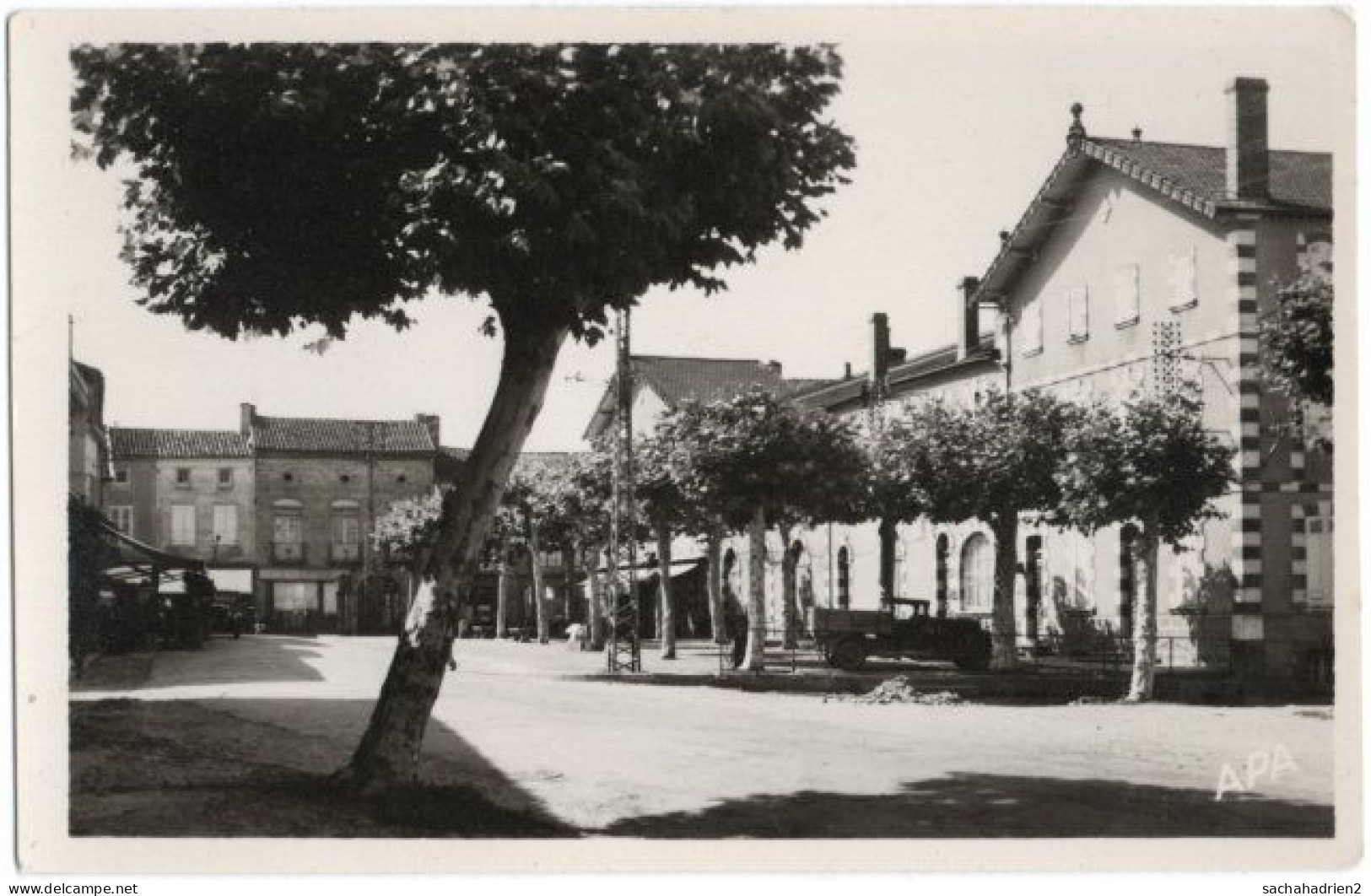 32. Pf. NOGARO. L'Hôtel De Ville Et La Place. 4 - Nogaro