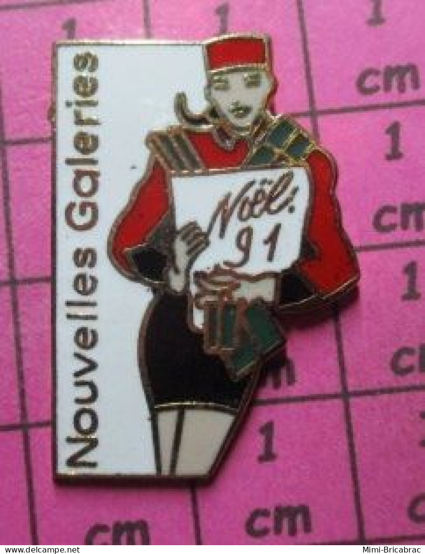 910E Pin's Pins / Beau Et Rare /  NOEL / 1991 GROOMETTE SEXY NOUVELLES GALERIES - Christmas