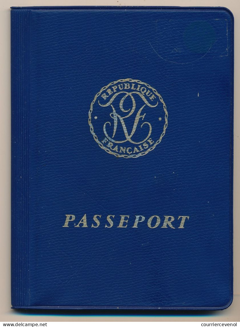 FRANCE / EGYPTE - Passeport émis à Paris 1981 (Fiscal 200,00F) + Fiscaux Egyptiens / Ambassade Egypte à Paris 1984 - Cartas & Documentos