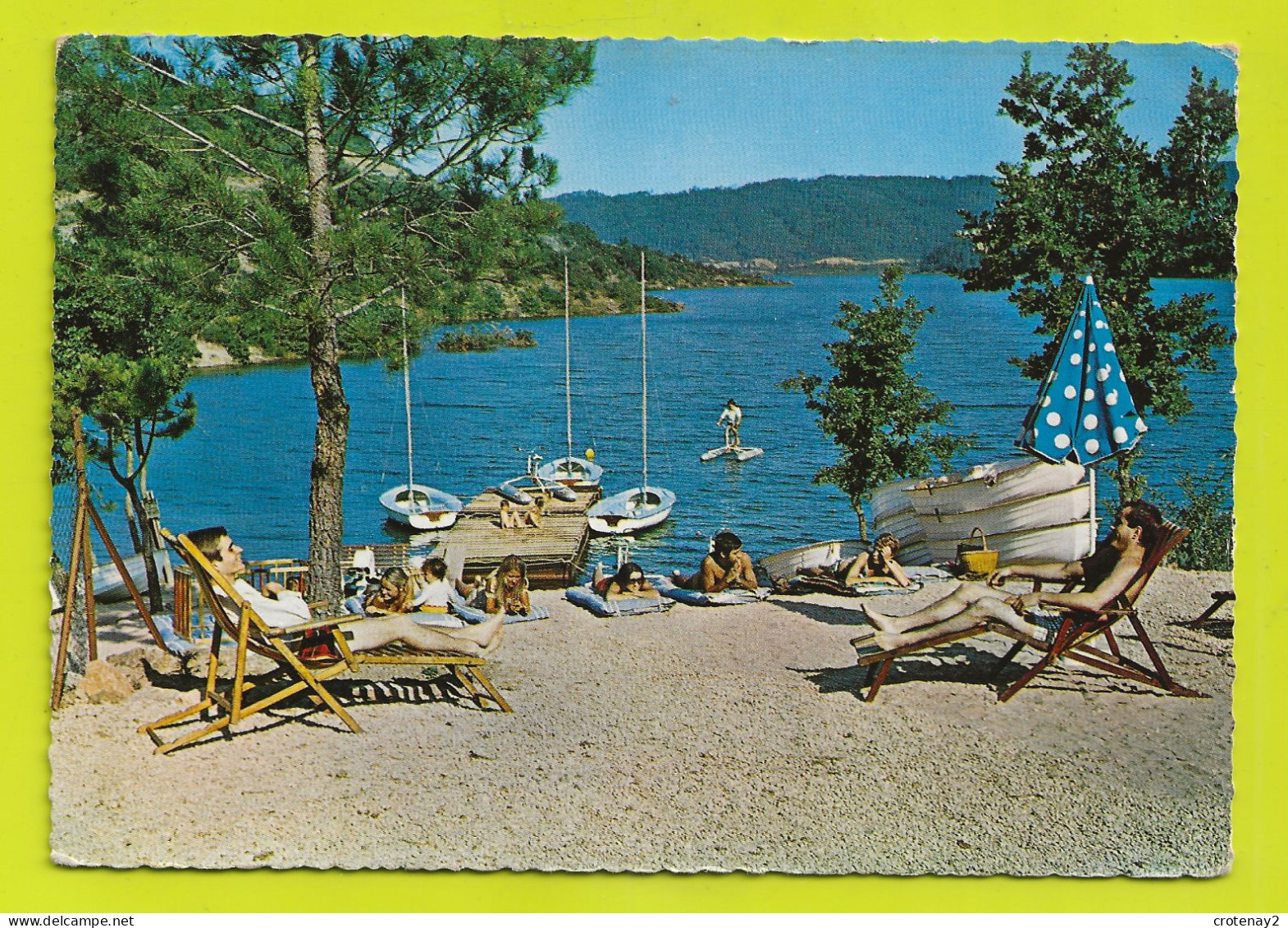 83 LAC DE SAINT CASSIEN Vers Fayence Montauroux La Plage En 1970 Vélo Pédalo Voiliers Chaises Longues - Montauroux