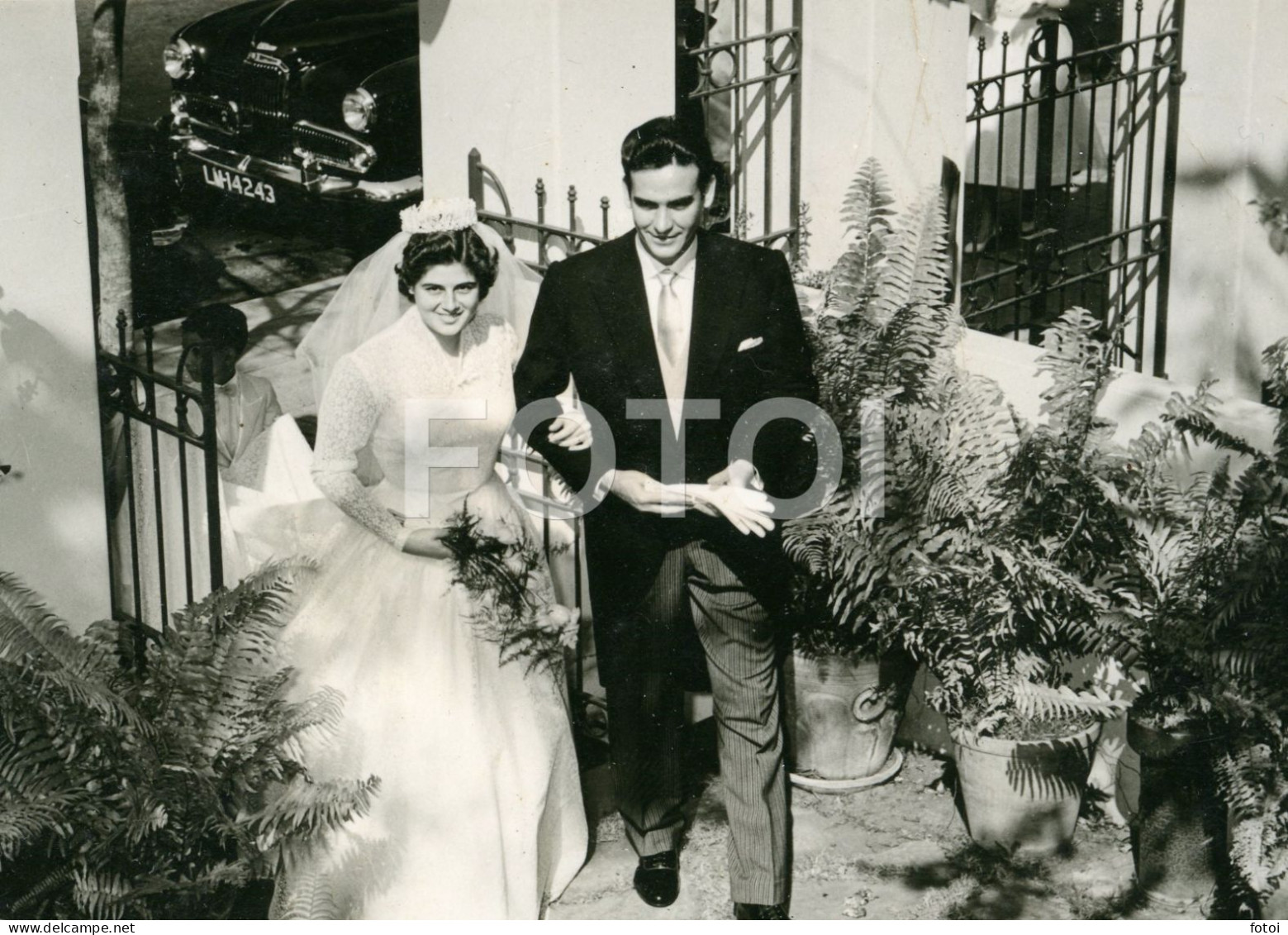 1957 FOTO PORTUGUESA CASAMENTO LOURENÇO MARQUES PHOTO HUMBER HAWK CAR MOÇAMBIQUE AFRICA AFRIQUE MOZAMBIQUE CARTE POSTALE - Mozambique