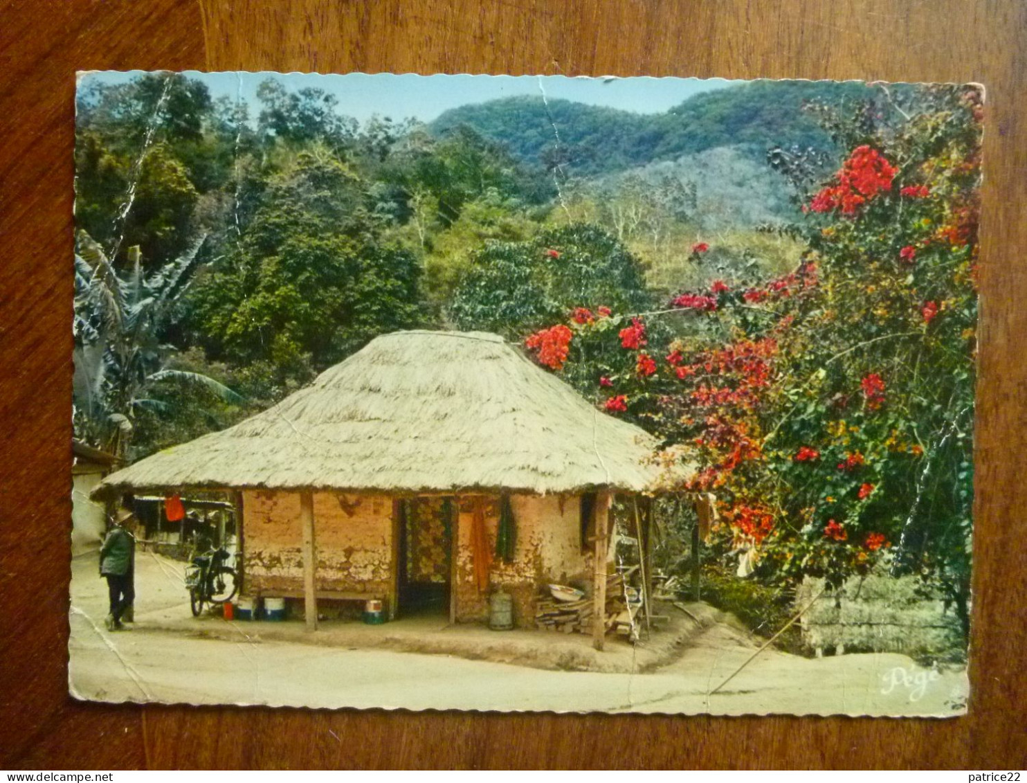 CPSM 1972 écrite Timbre Stamp - NOUVELLE CALEDONIE  Case Indigène Typique Dans L'intérieur De La Grande Terre - Nouvelle Calédonie