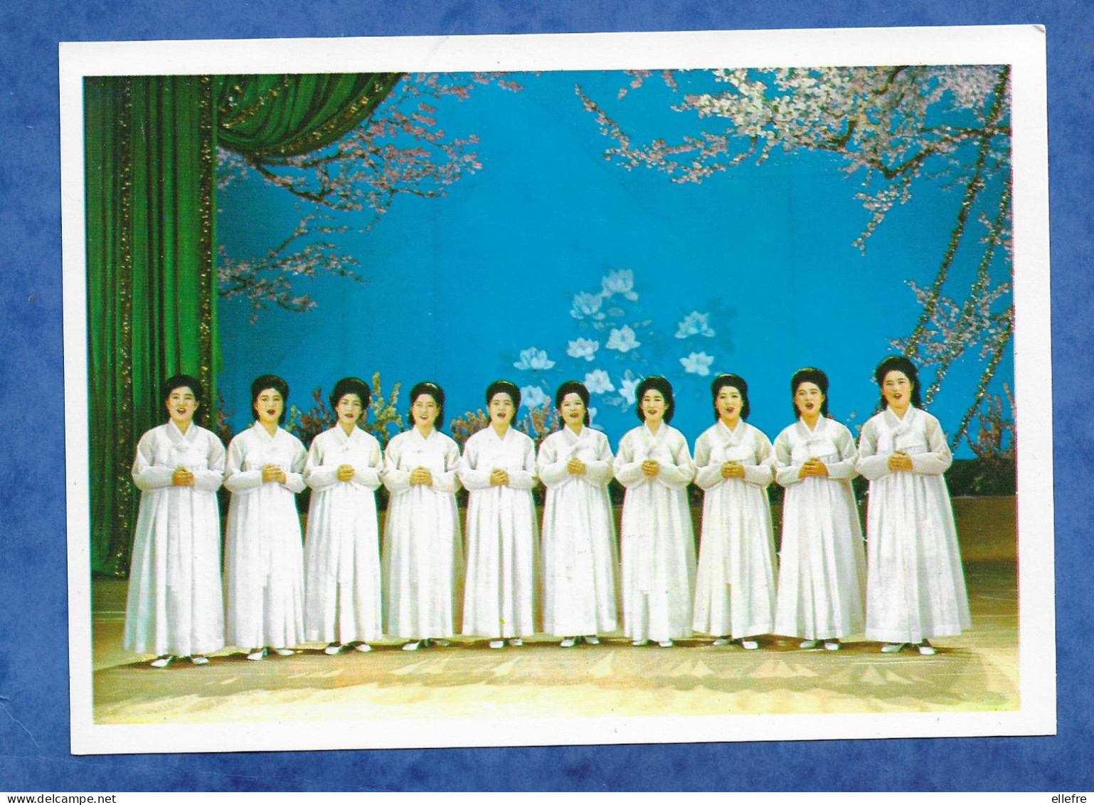 CPM Corée Du Nord Pyongyang -  Folklore Chant Ensemble Vocal Féminin Le Chant De La Fidélité 11/18 Cm - Korea (Nord)