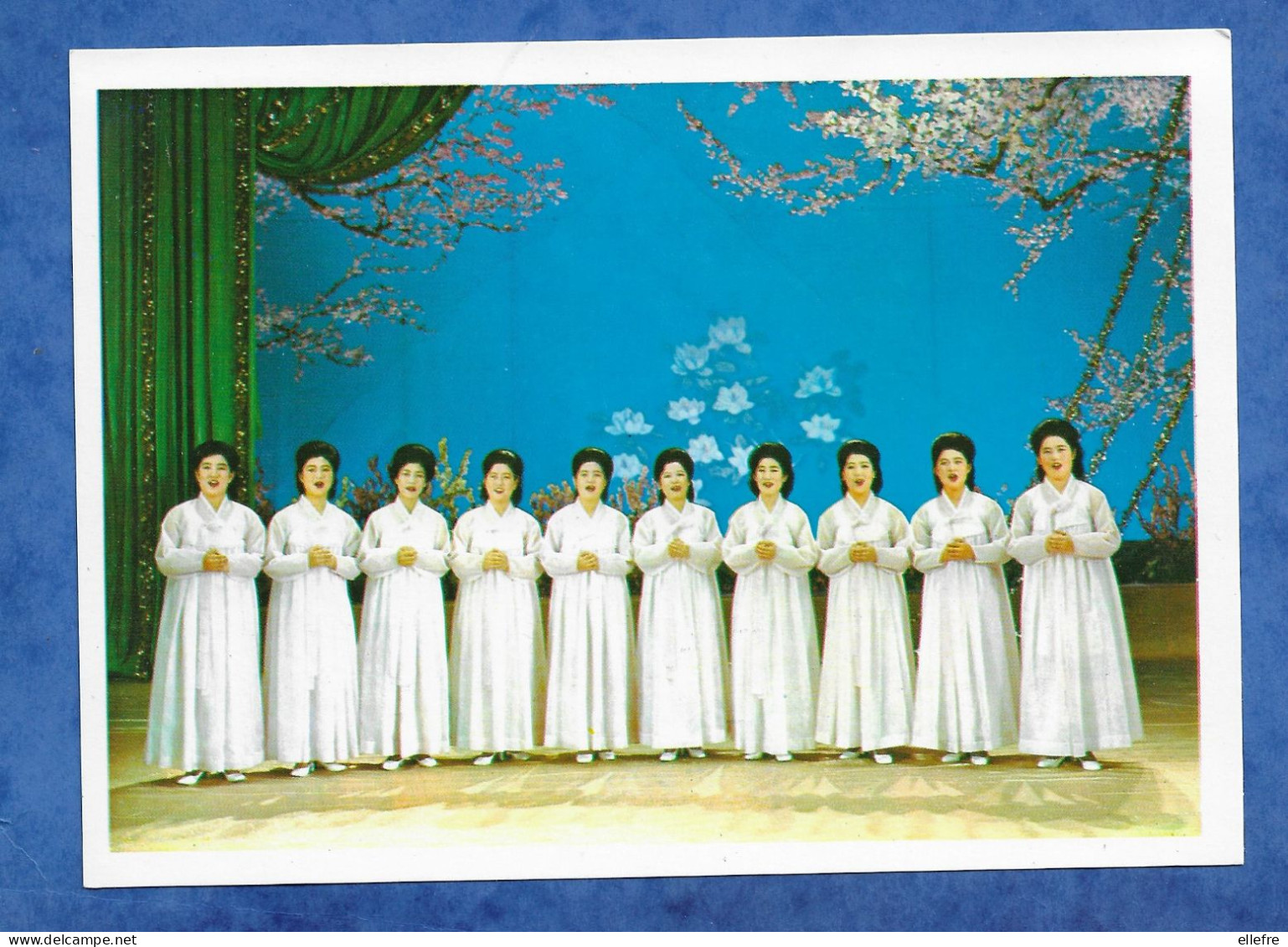 CPM Corée Du Nord Pyongyang -  Folklore Chant Ensemble Vocal Féminin Le Chant De La Fidélité 11/18 Cm - Corée Du Nord
