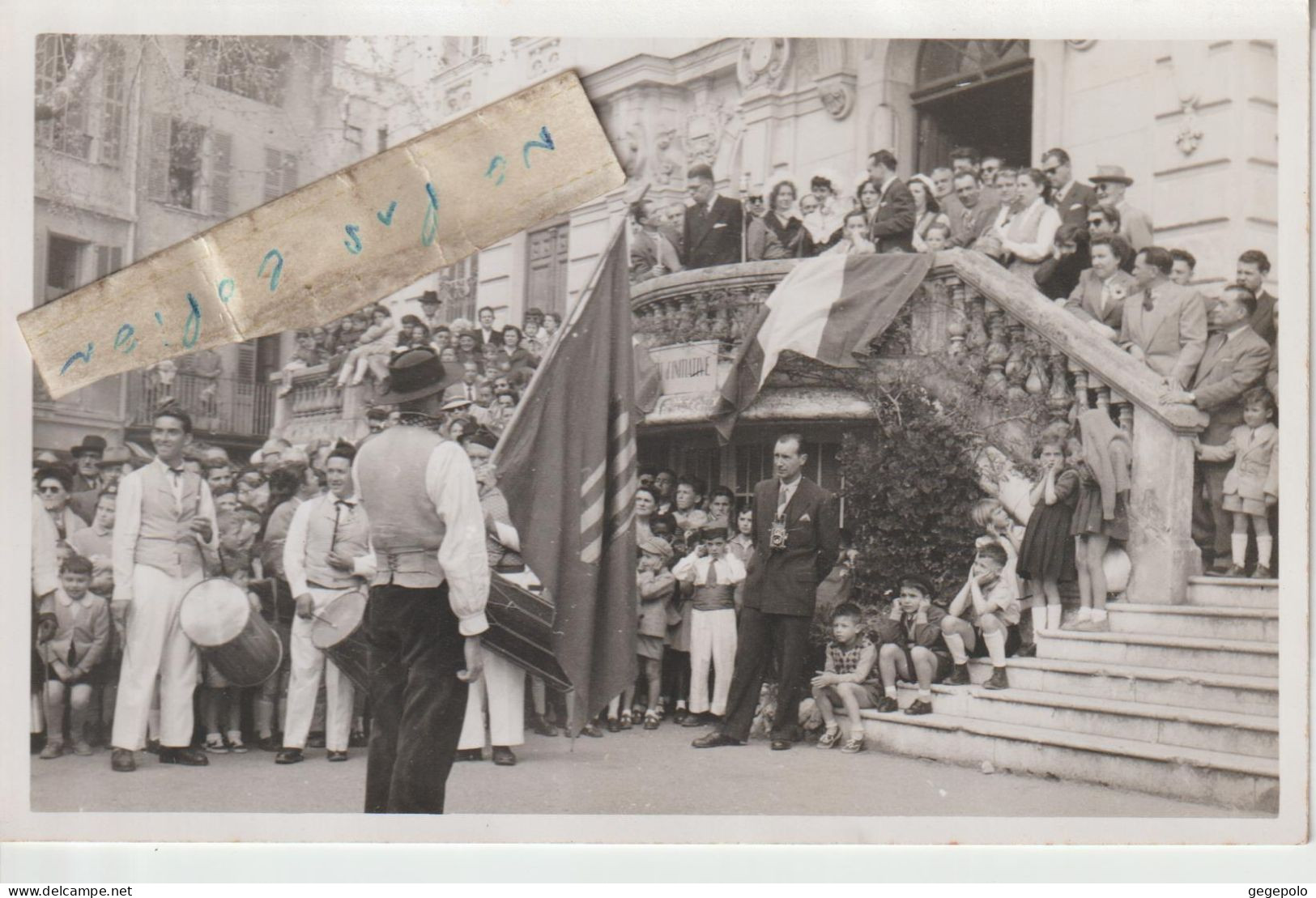 Région Languedoc-Rousillon - Une Fête Devant Le Syndicat D'Initiative à Localiser ( Photo Format Cpa ) 1/2 - Languedoc-Roussillon