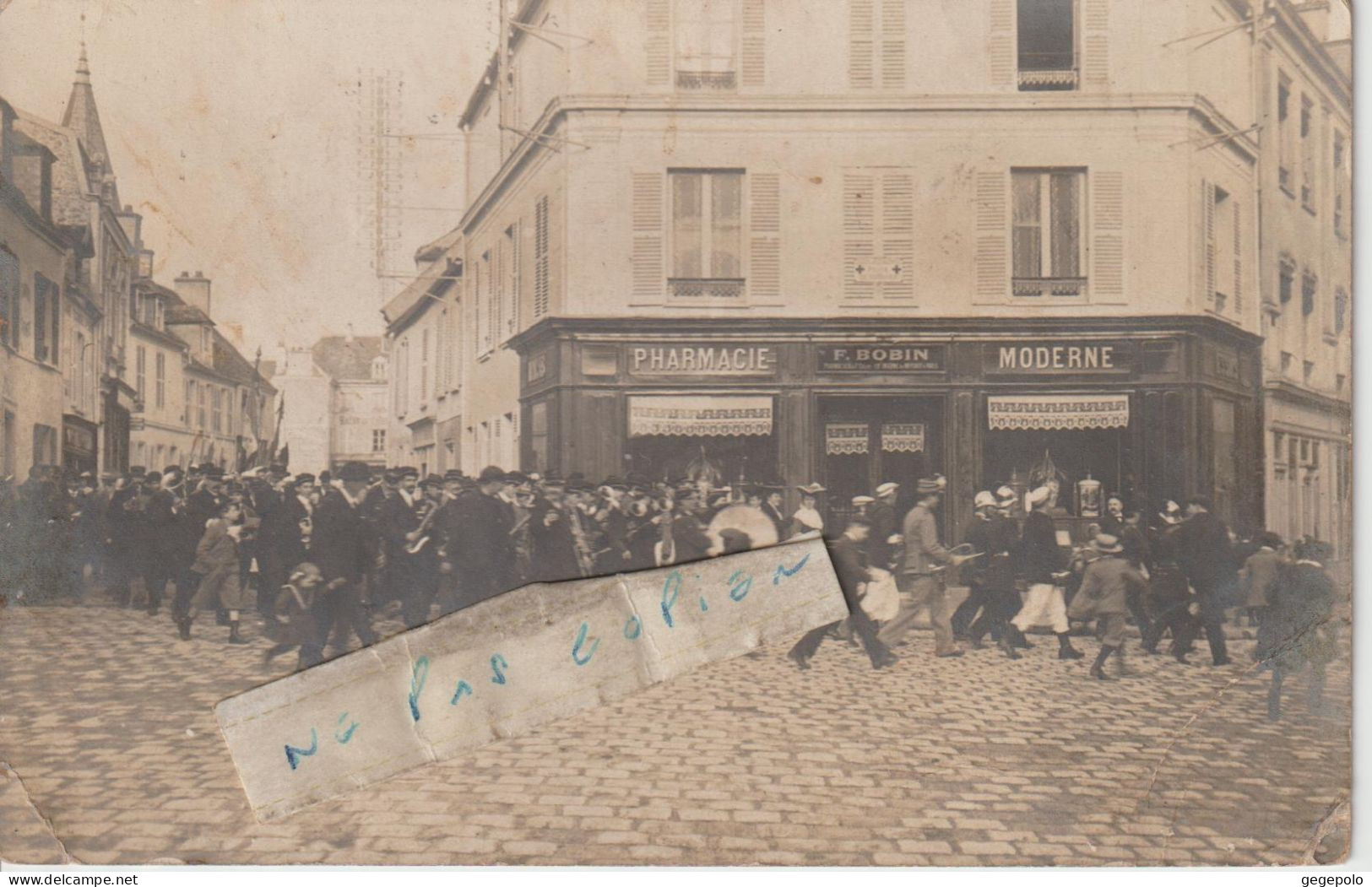 ETAMPES  - La Foule Un Jour De Fête,Place Du Tribunal,passant Devant La Pharmacie Moderne A.Bobin  ( Carte Photo ) - Etampes