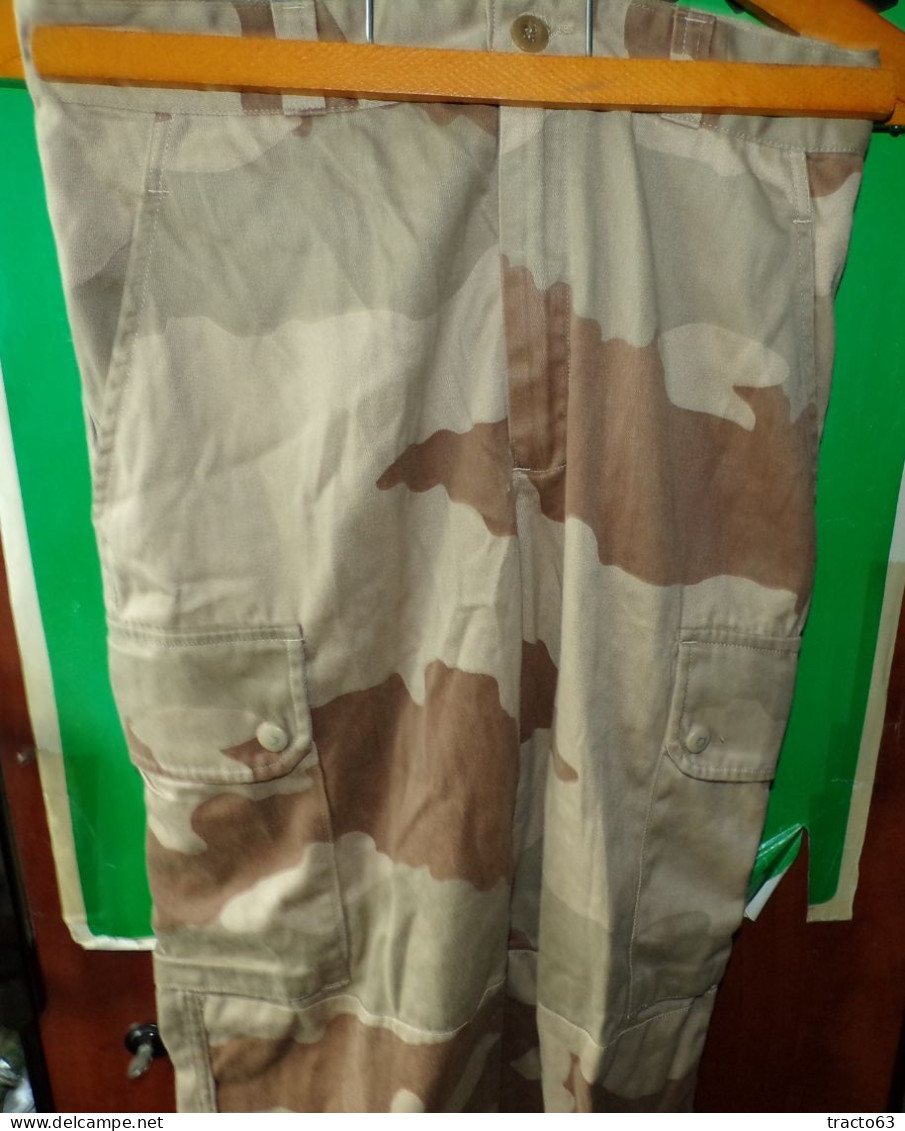 PANTALON CAMOUFLE DE COULEUR SABLE  DE L'ARMEE FRANCAISE DE LA PERIODE GUERRE DU GOLFE , FABRICATION FRANCAISE GUY LEROY - Equipement