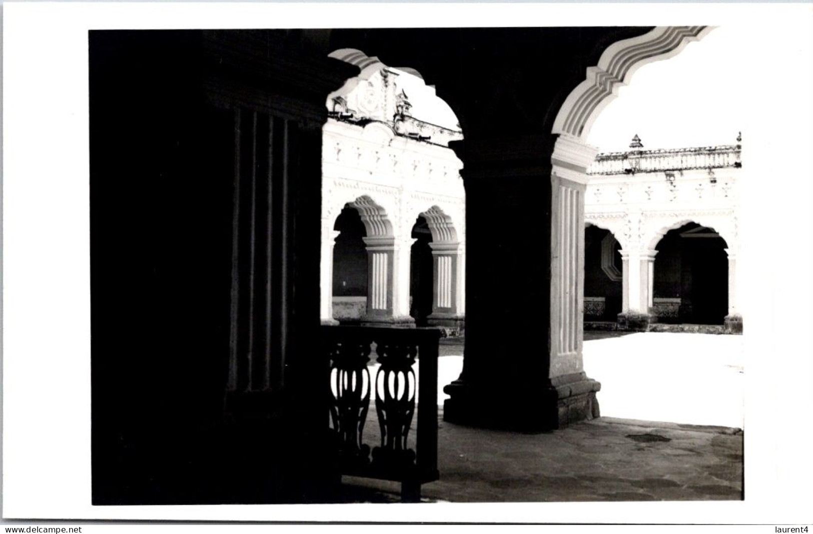 (4 R 1) Older - B/w  - Chuch Or Cloister ? - Bibliotecas