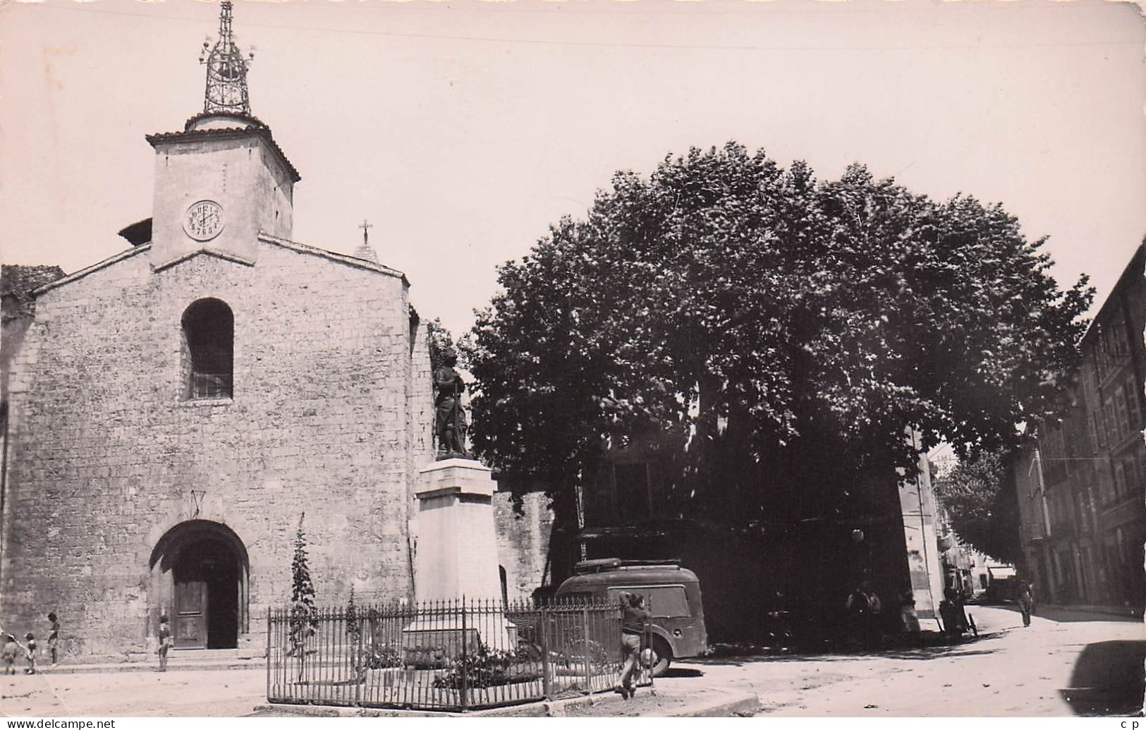 Salernes - L'Eglise Et Le Monument Aux Morts  - Auto -   CPSM °J - Salernes