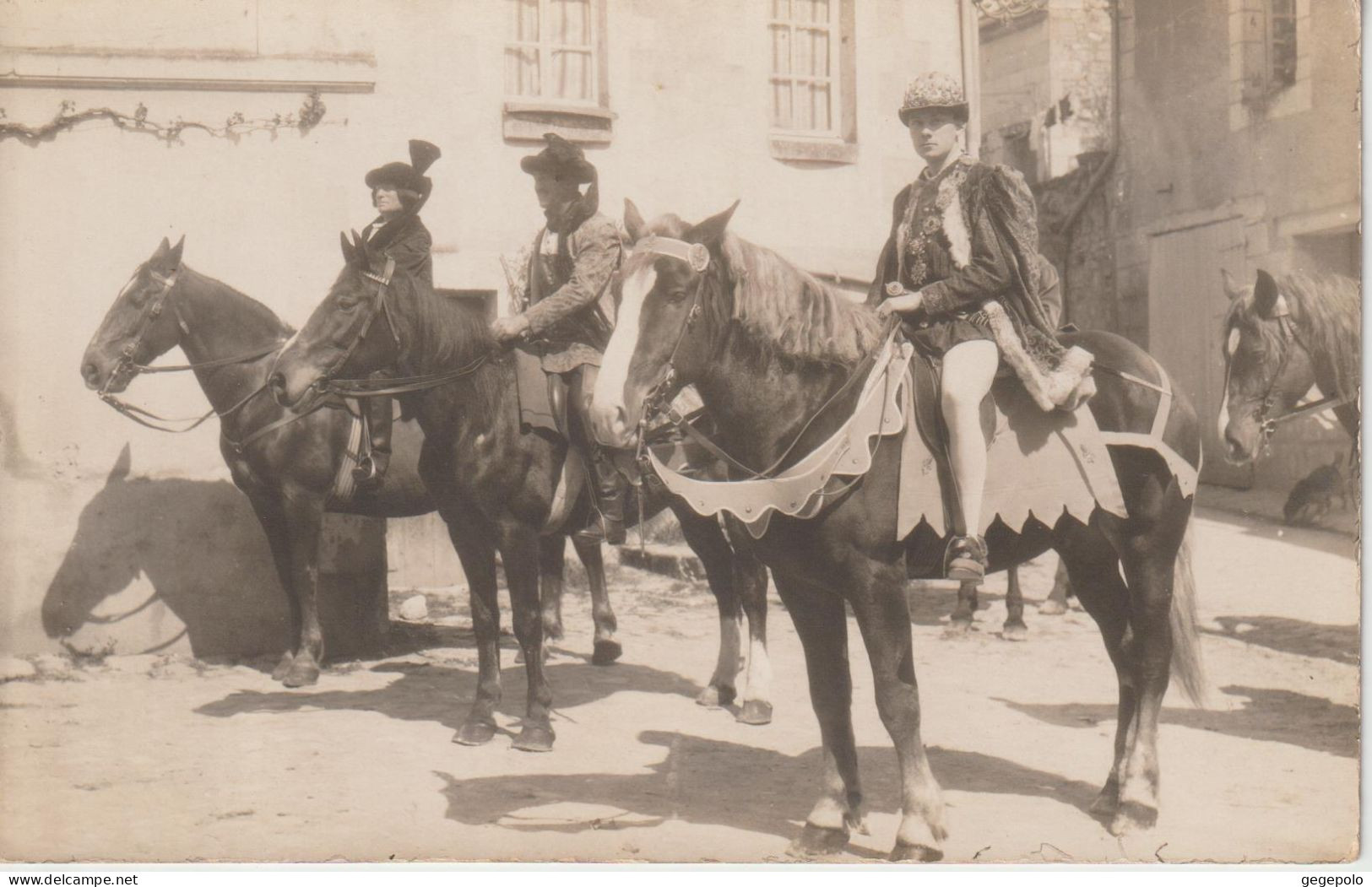 CHINON - Trois Cavaliers Qui Posent ( Carte Photo ) - Chinon