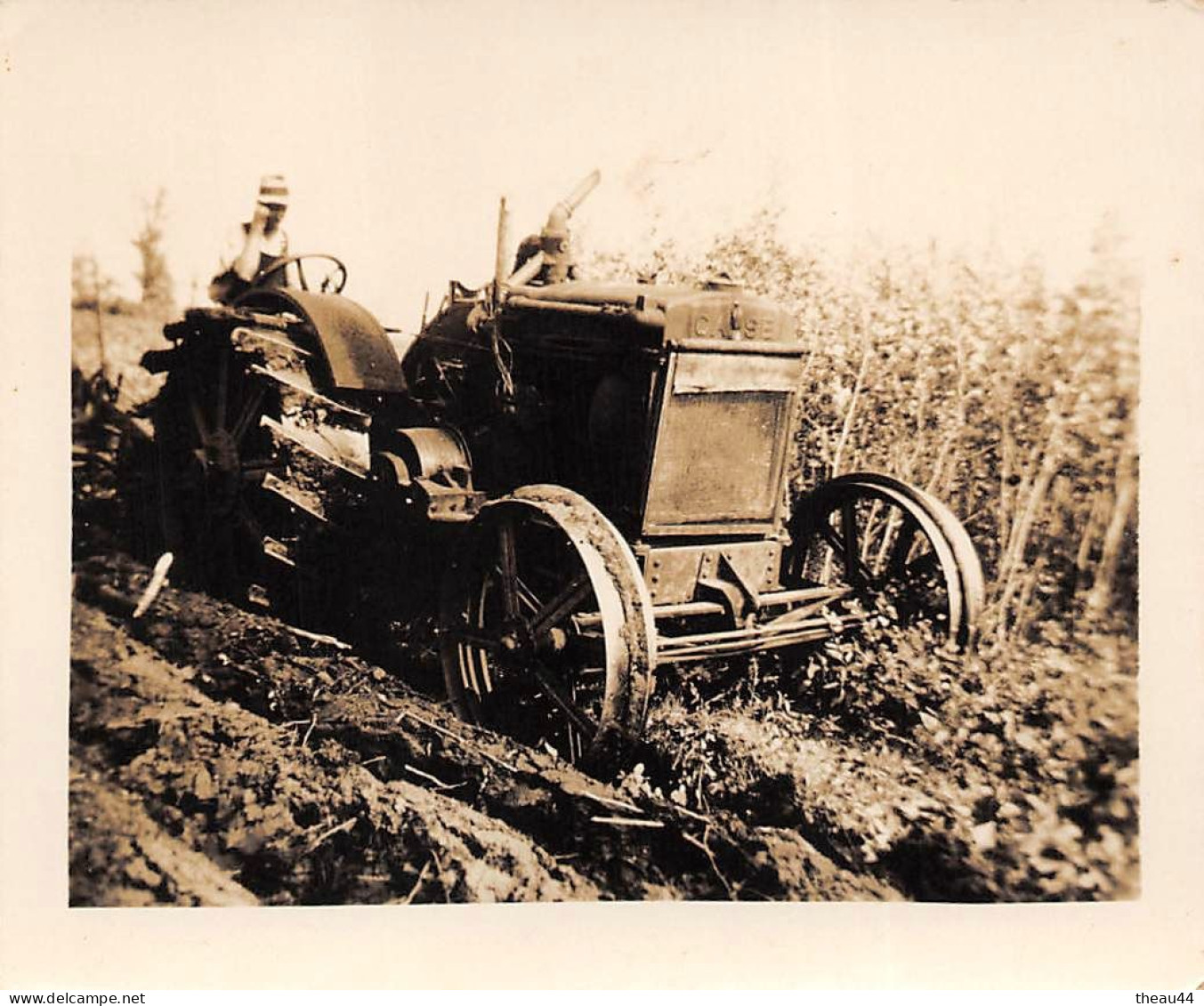 ¤¤   -   Lot De 2 Clichés  -  Tracteur Et Défricheuse à Bras Au CANADA En 1937  -  Voir Description     -   ¤¤ - Tracteurs