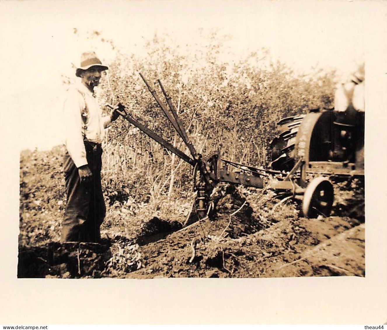 ¤¤   -   Lot De 2 Clichés  -  Tracteur Et Défricheuse à Bras Au CANADA En 1937  -  Voir Description     -   ¤¤ - Tracteurs