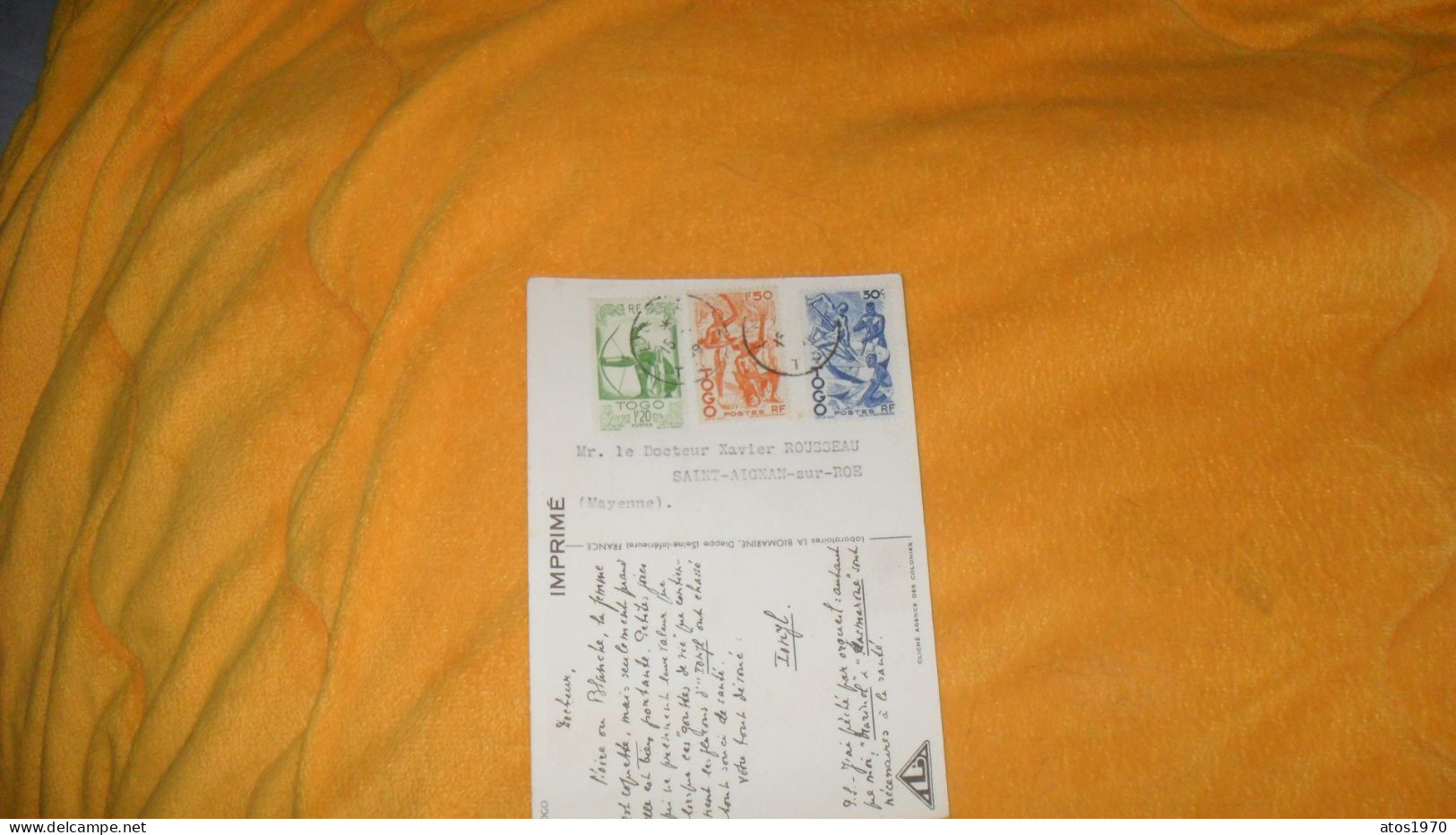 CARTE POSTALE ANCIENNE CIRCULE DE 1949../ CACHETS DEPART TOGO + TIMBRES X3..SCENE COIFFEUSE VILLAGE - Cartas & Documentos