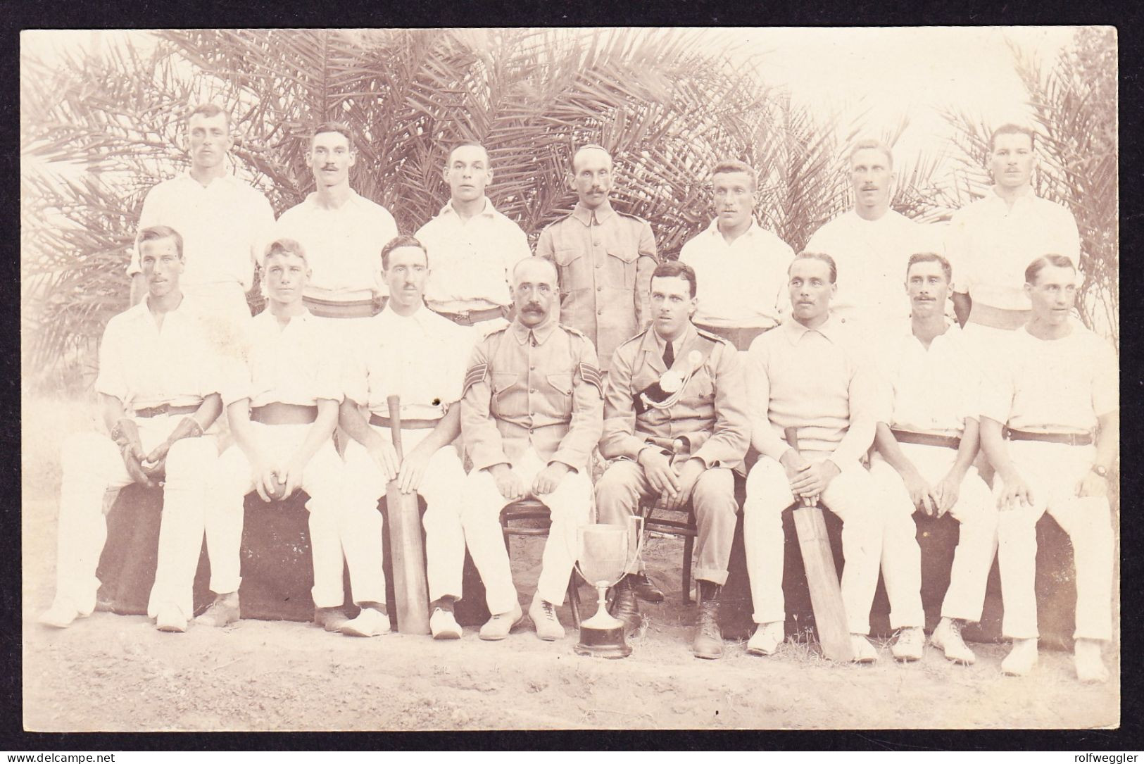 Um 1900 Ungelaufene Foto AK: Winning Cricket Team Mit Soldaten. - Cricket