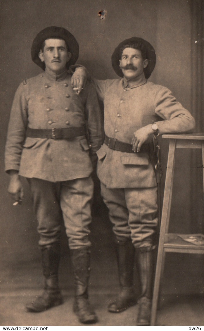 Portrait De Deux Militaires, Chasseurs Alpins à Identifier - Carte Photo écrite Alan Grieu (?) D'Autriche 1915 - Personen