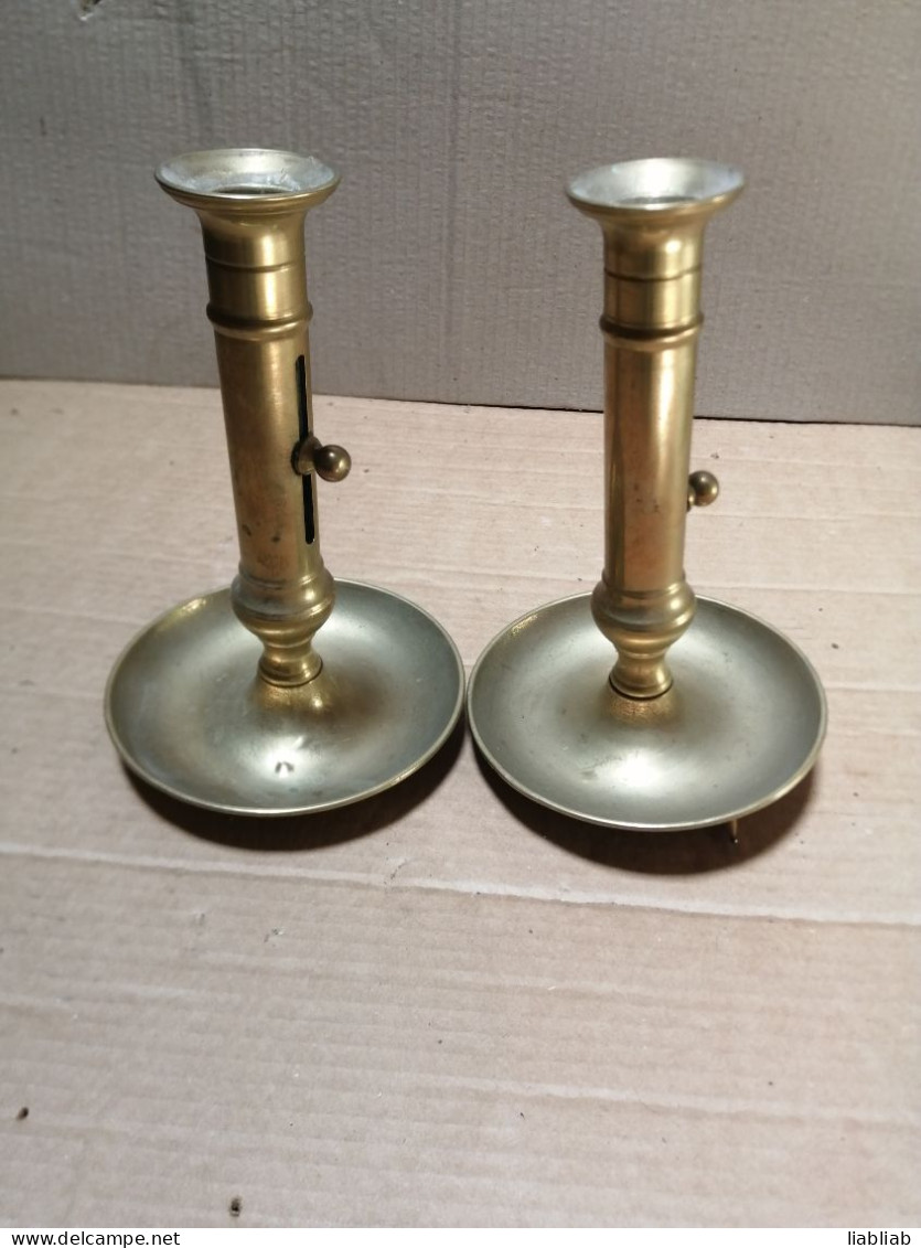 UNE PAIRE DE BOUGEOIRS EN LAITON - Candelabri E Candelieri