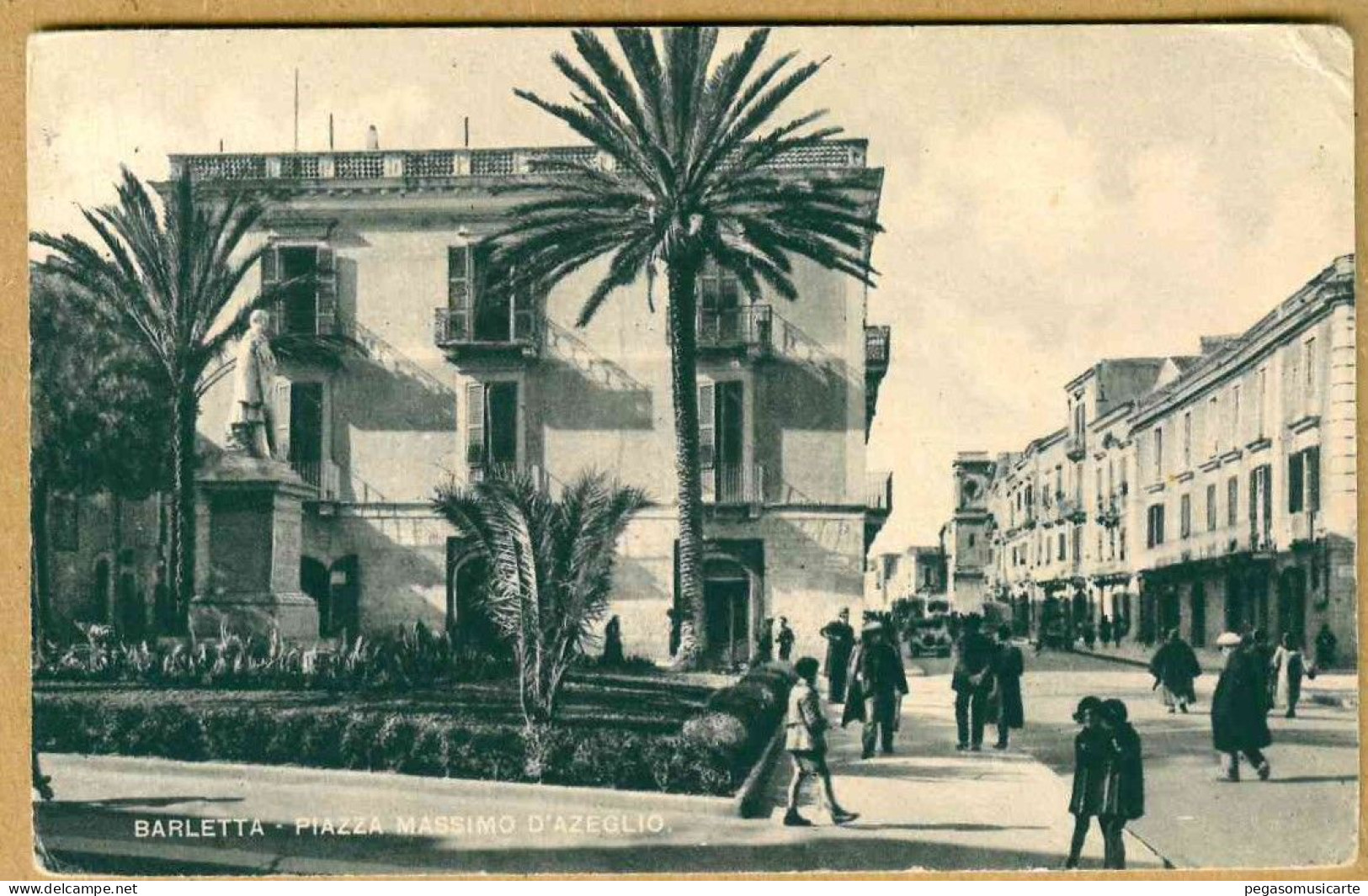 VXB297 -  BARLETTA PIAZZA MASSIMO D'AZEGLIO - ANIMATA 1920 CIRCA - Barletta