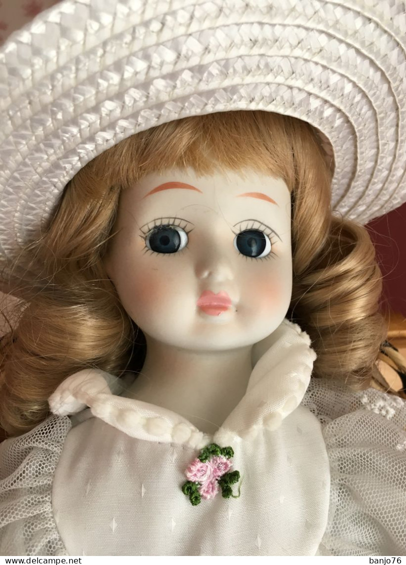 Poupée Ancienne - Tête, Mains, Pieds PORCELAINE - Robe En Dentelle + Fauteuil - Dolls