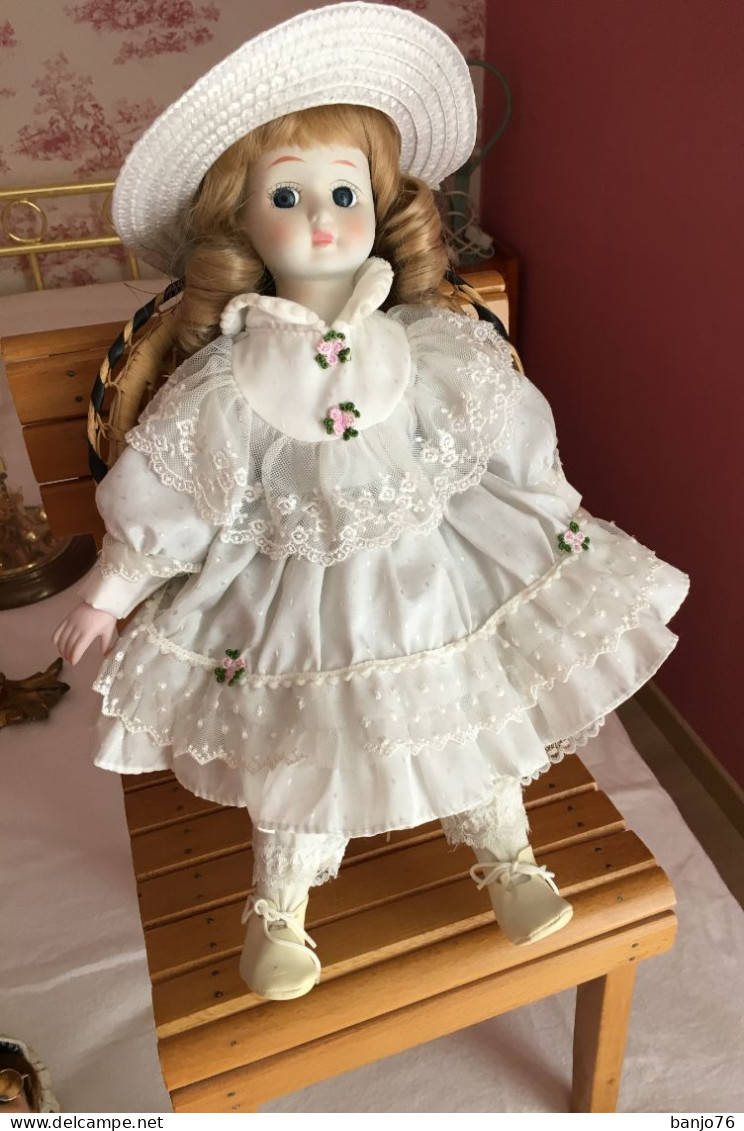 Poupée Ancienne - Tête, Mains, Pieds PORCELAINE - Robe En Dentelle + Fauteuil - Poupées