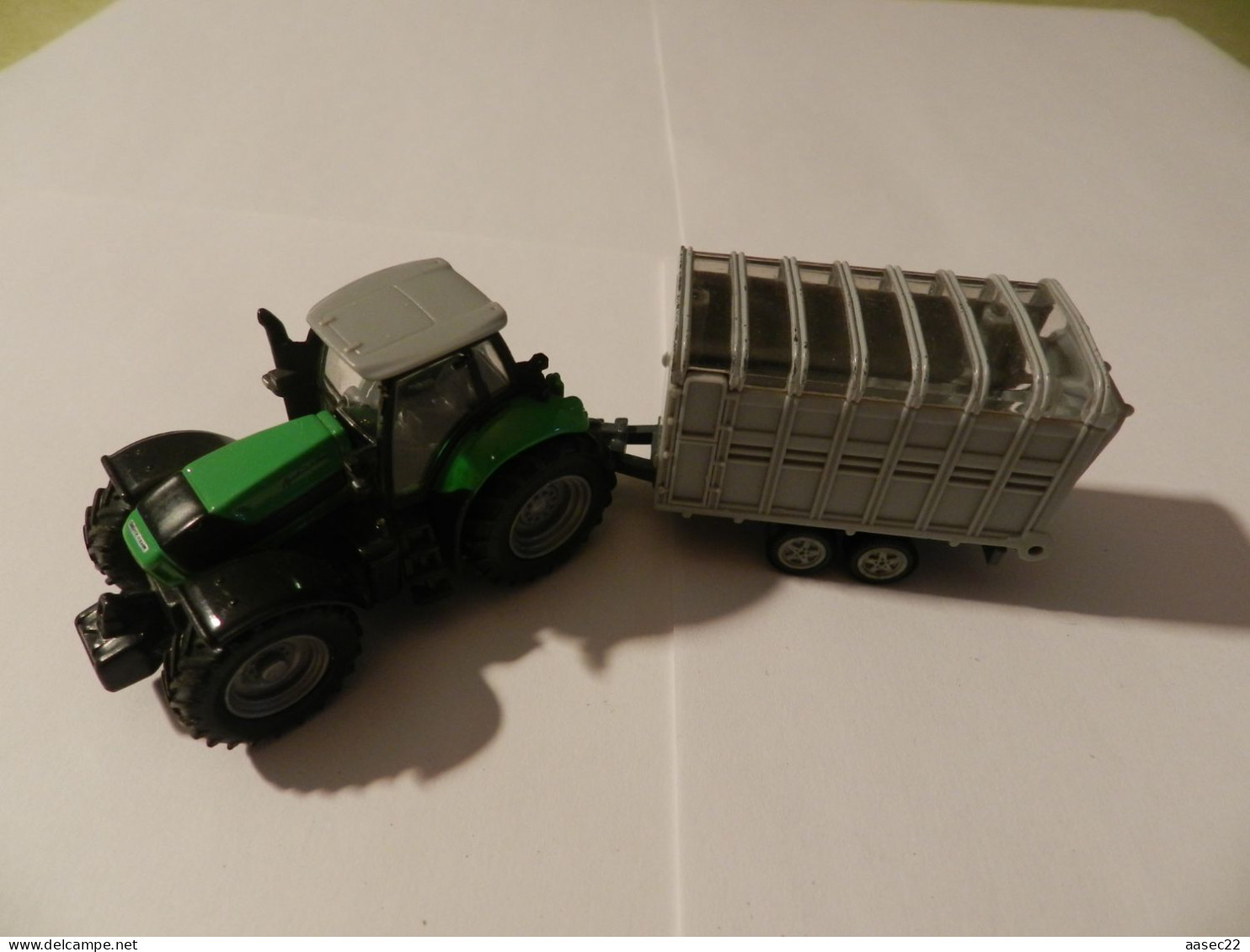 SIKU Tractor Deuts Agrotron plus Cow Trailer   ***  3891  ***