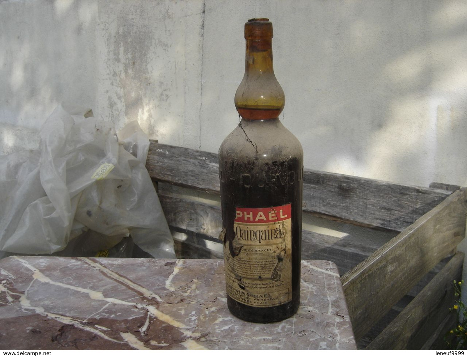 Ancienne Bouteille Quasi Pleine SAINT RAPHAEL QUINQUINA Bouchon Casse - Other & Unclassified