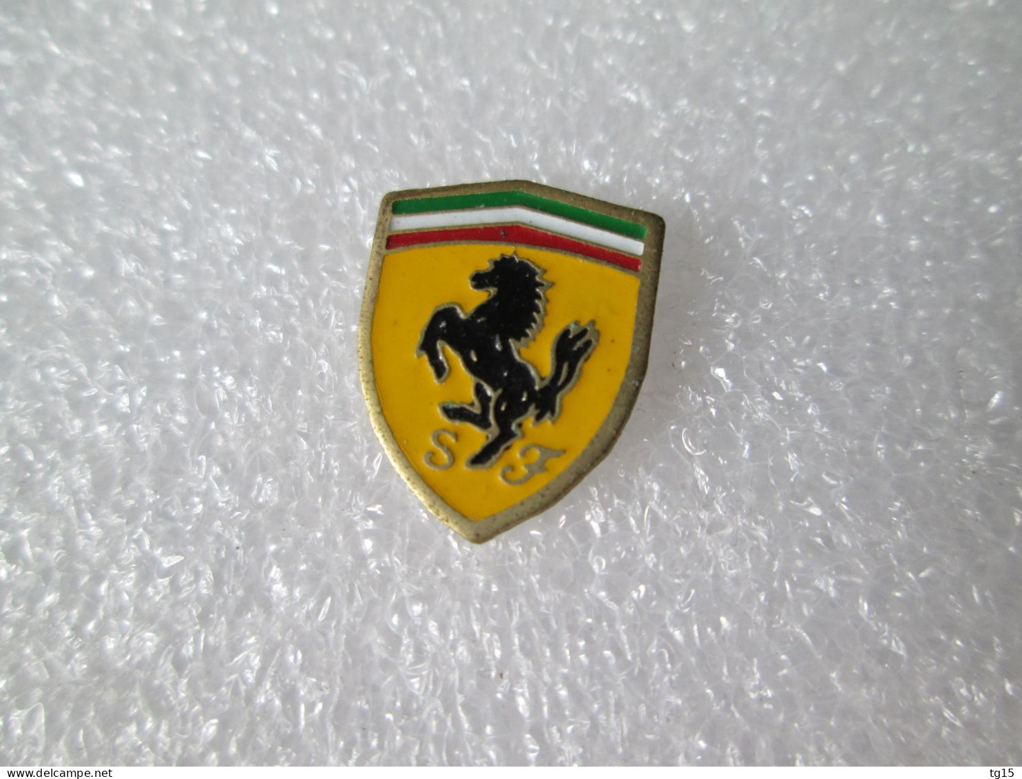 PIN'S     LOGO  FERRARI    15X12 Mm - Ferrari