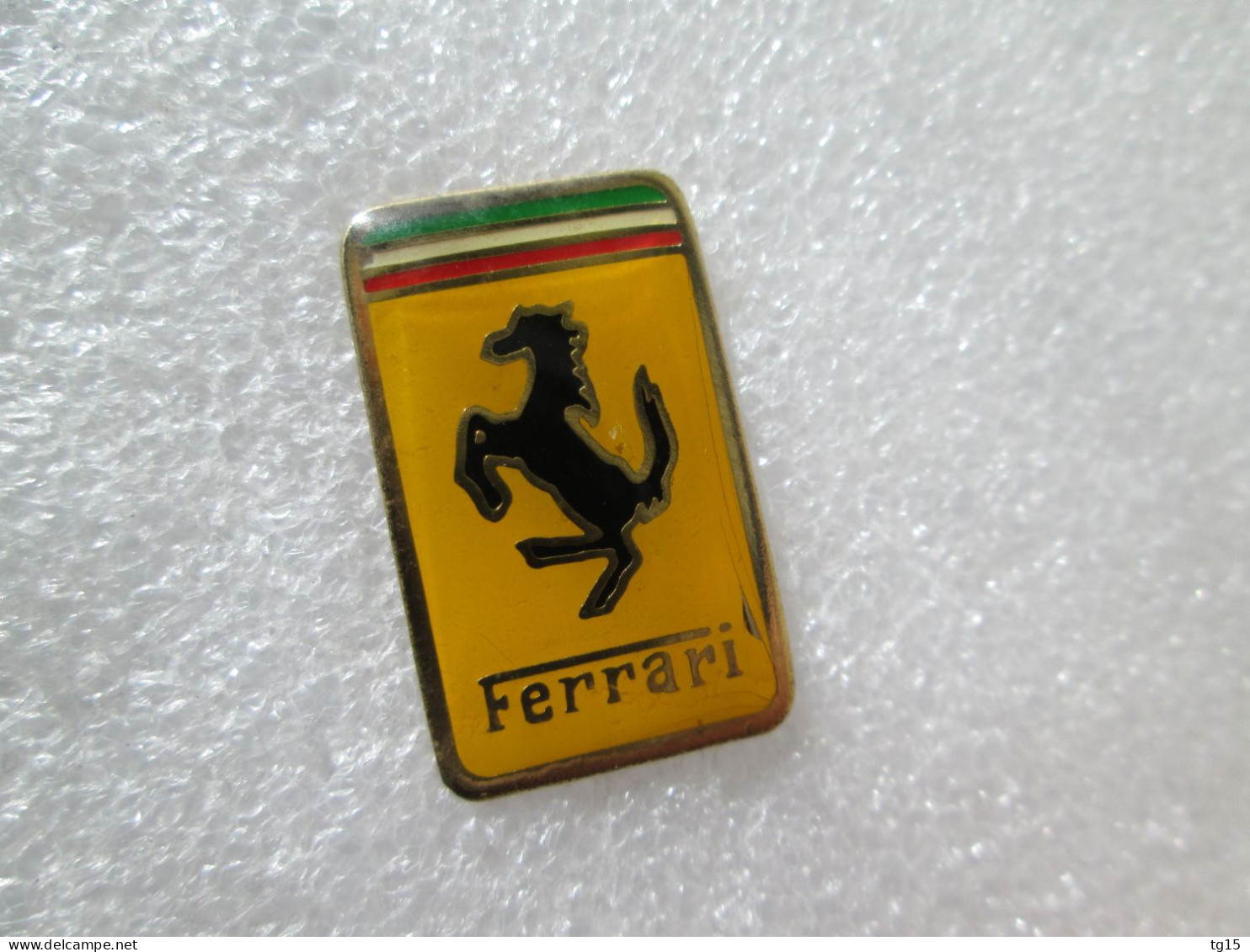 PIN'S     LOGO  FERRARI    25X16 Mm - Ferrari
