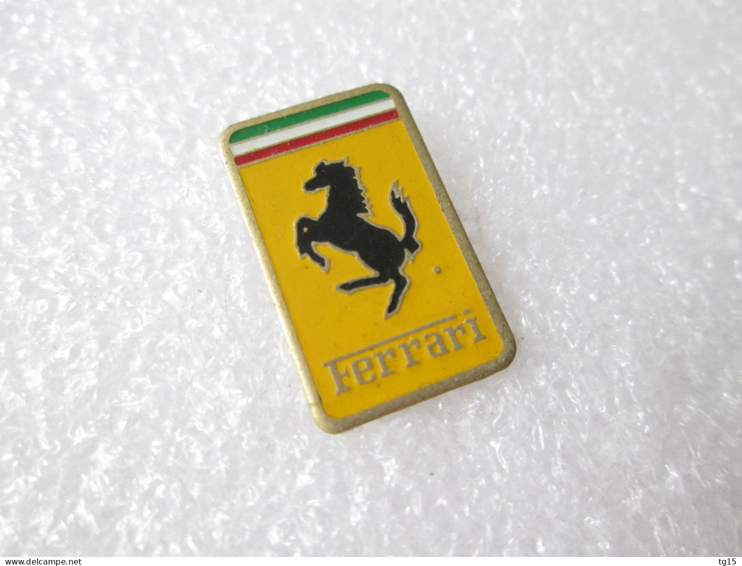 PIN'S     LOGO  FERRARI    20X12 Mm - Ferrari