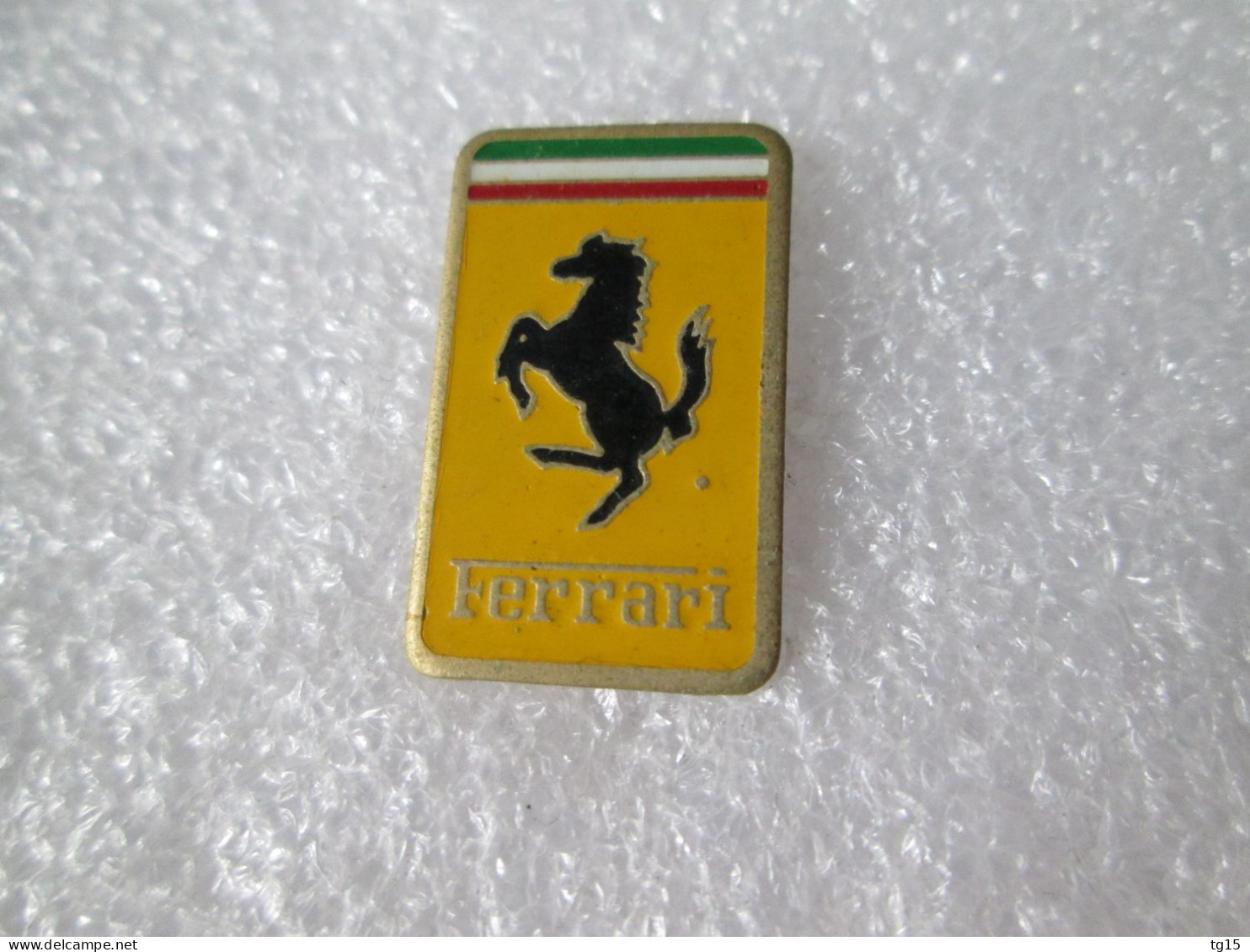 PIN'S     LOGO  FERRARI    20X12 Mm - Ferrari