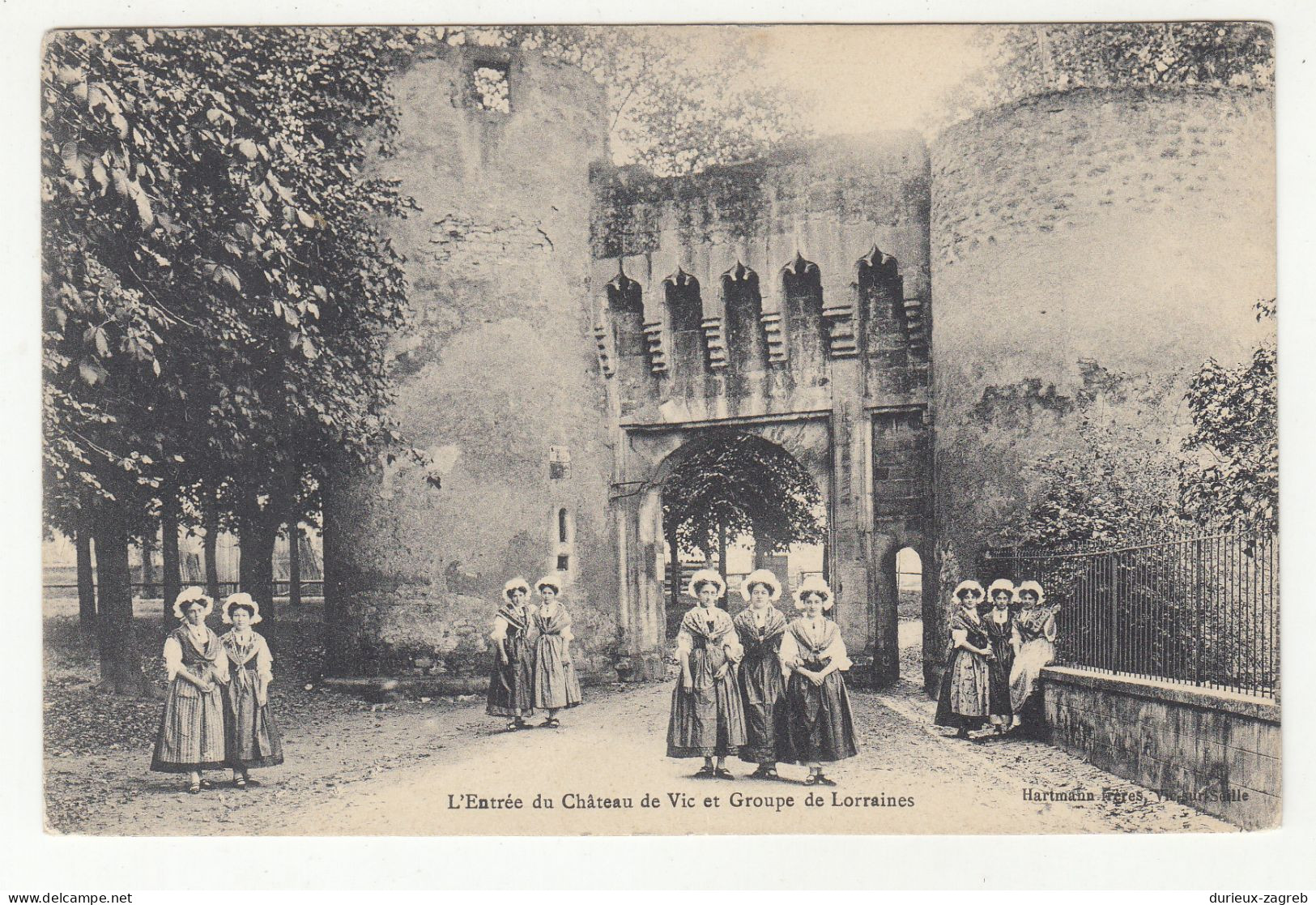 L'Entree Du Chateau De Vic Et Groupe De Lorraines Old Postcard Not Posted 230701 - Vic Sur Seille