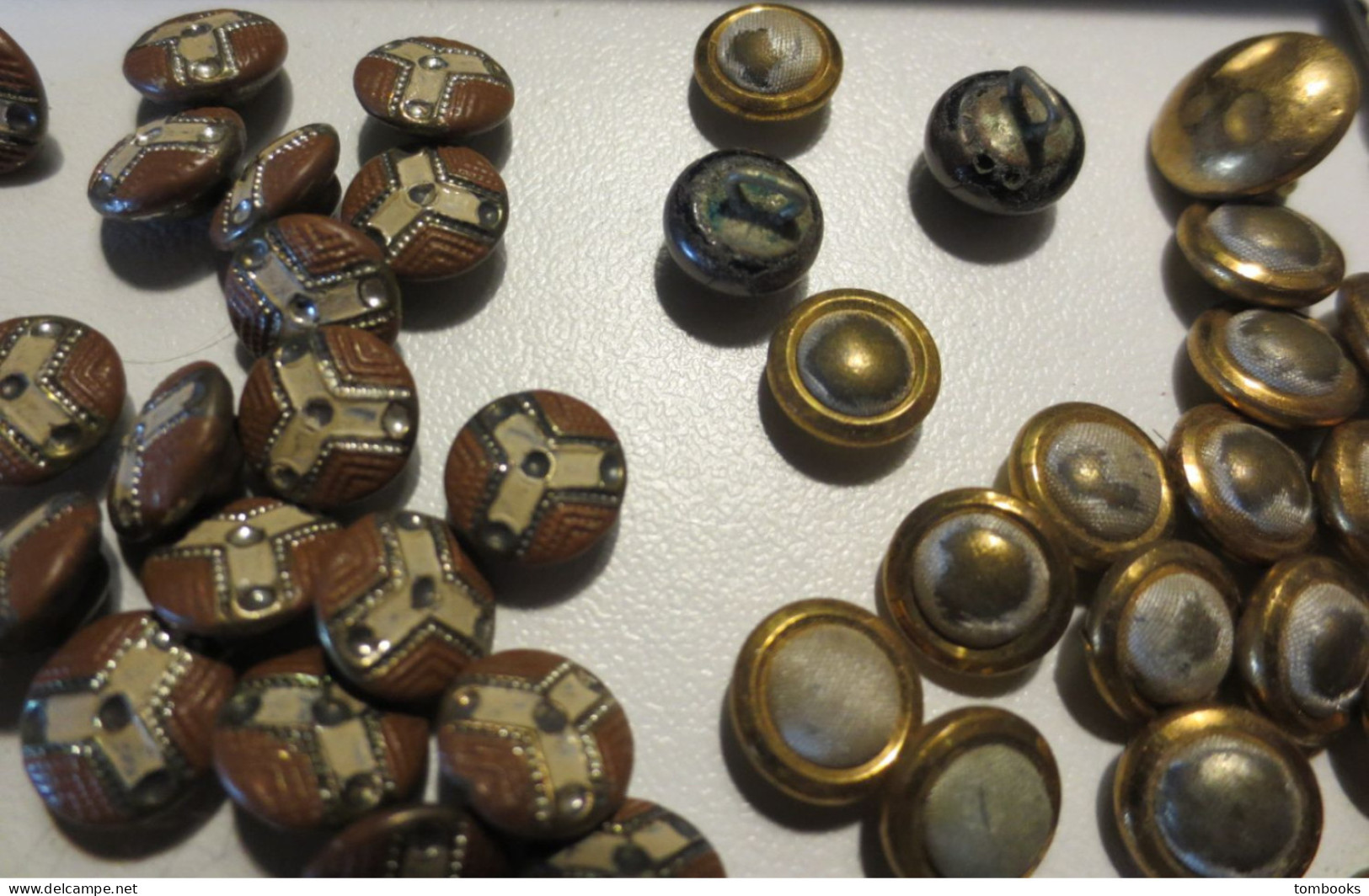 Boutons anciens de très petites dimensions    - ensemble de 93 boutons   - TBE -
