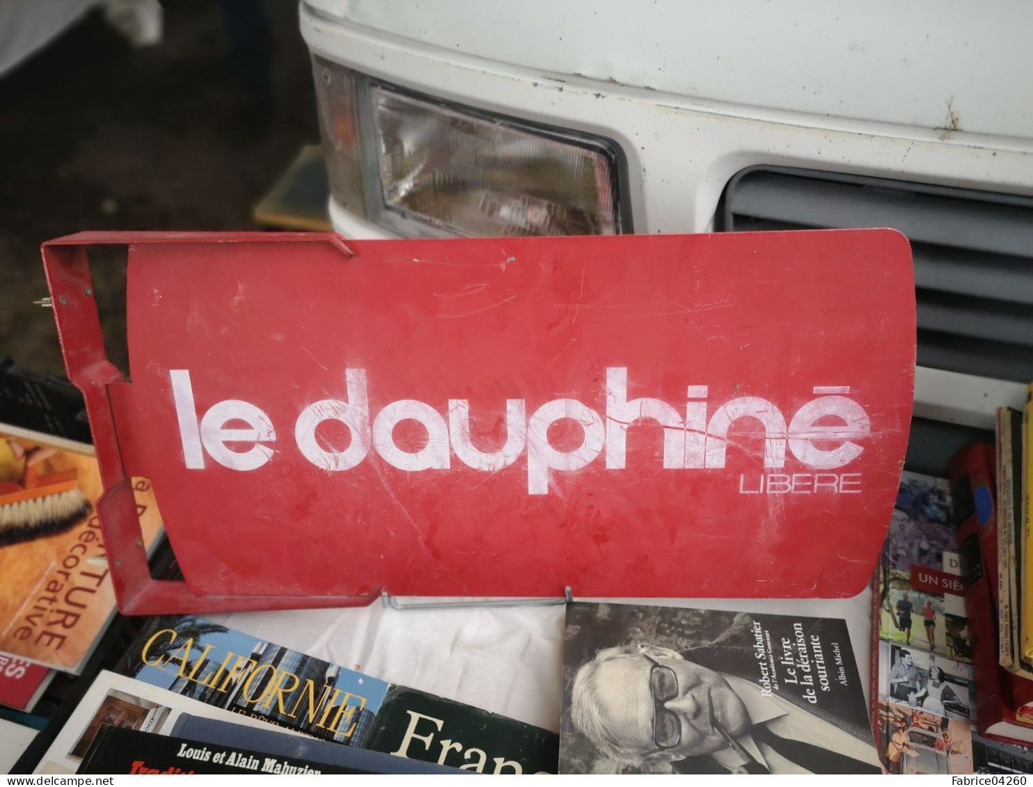 Plaque Peinte En Metal Double Face Le Dauphiné - Periódicos & Revistas