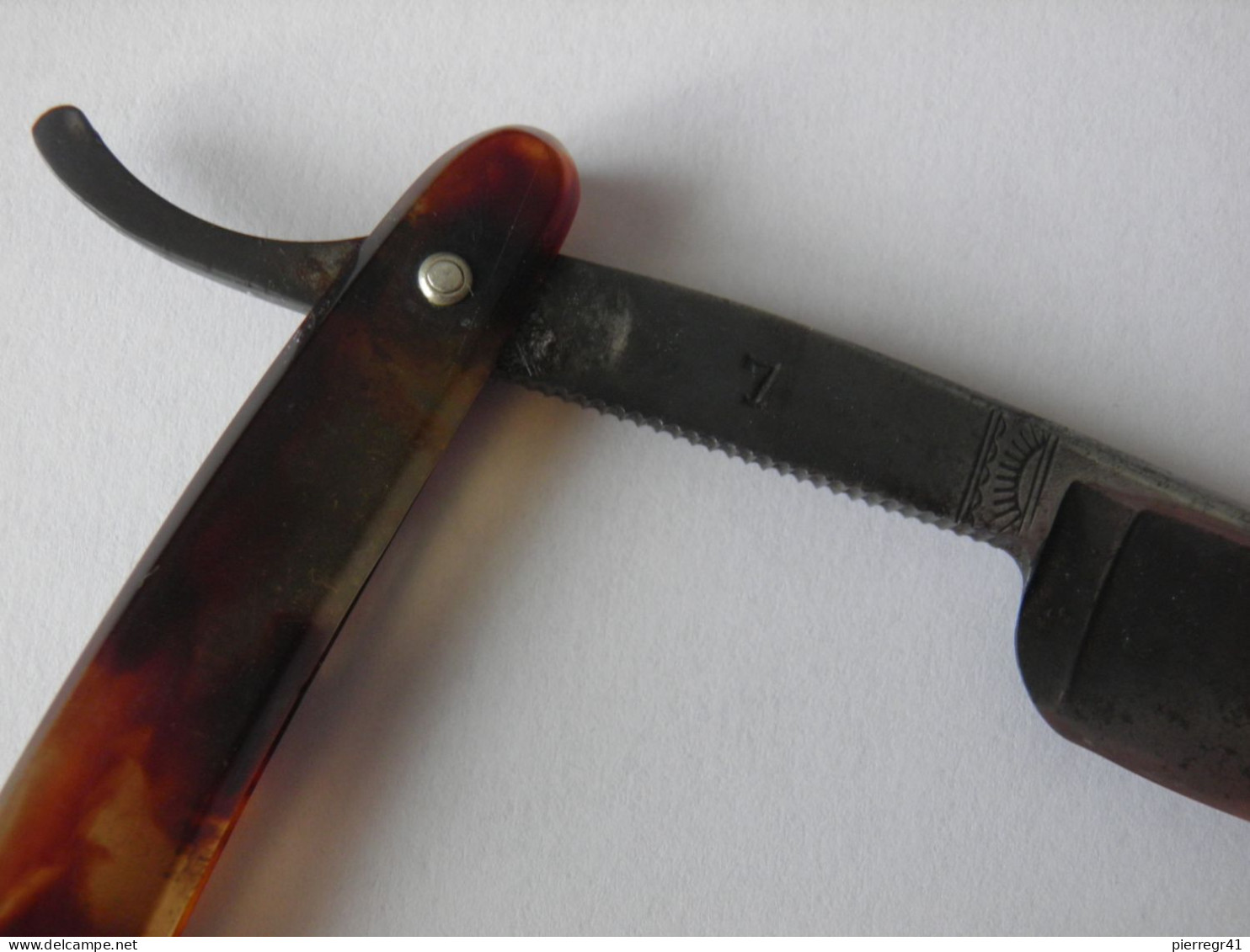 RASOIR-COUPE CHOU-VERS 1950 FAYEL Paris-Lame N° 7-CHASSE-Brune-Transparente- MATIERE BAKELITE ?-BEe/Etui - Accessories