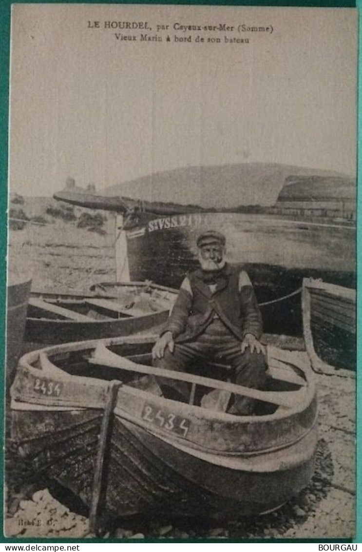 80 / Somme / Le Hourdel, Par Cayeux Sur Mer / Vieux Marin à Bord De Son Bateau / N°: -- / Cliché : E.D. - Le Hourdel