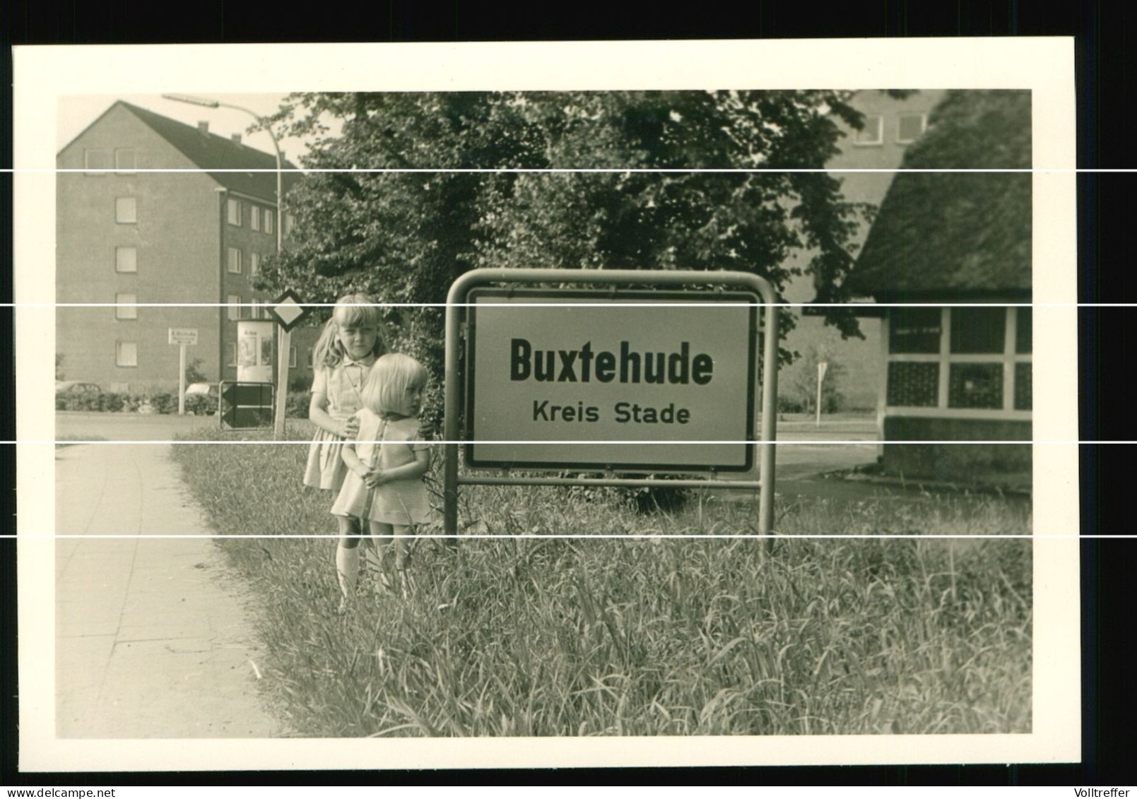 Orig. Foto Um 1950 Zwei Kleine Mädchen Schild Ortseingang Buxtehude, Kreis Stade, Dahinter Neubau, Ortspartie - Buxtehude